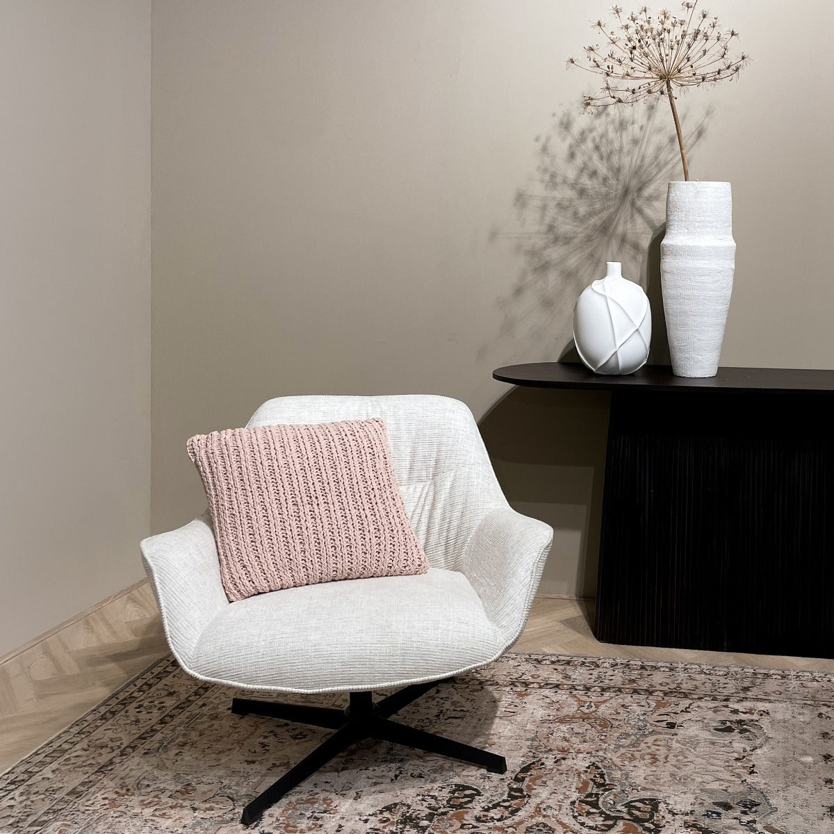 Livingfurn - Daphne draaifauteuil - zand