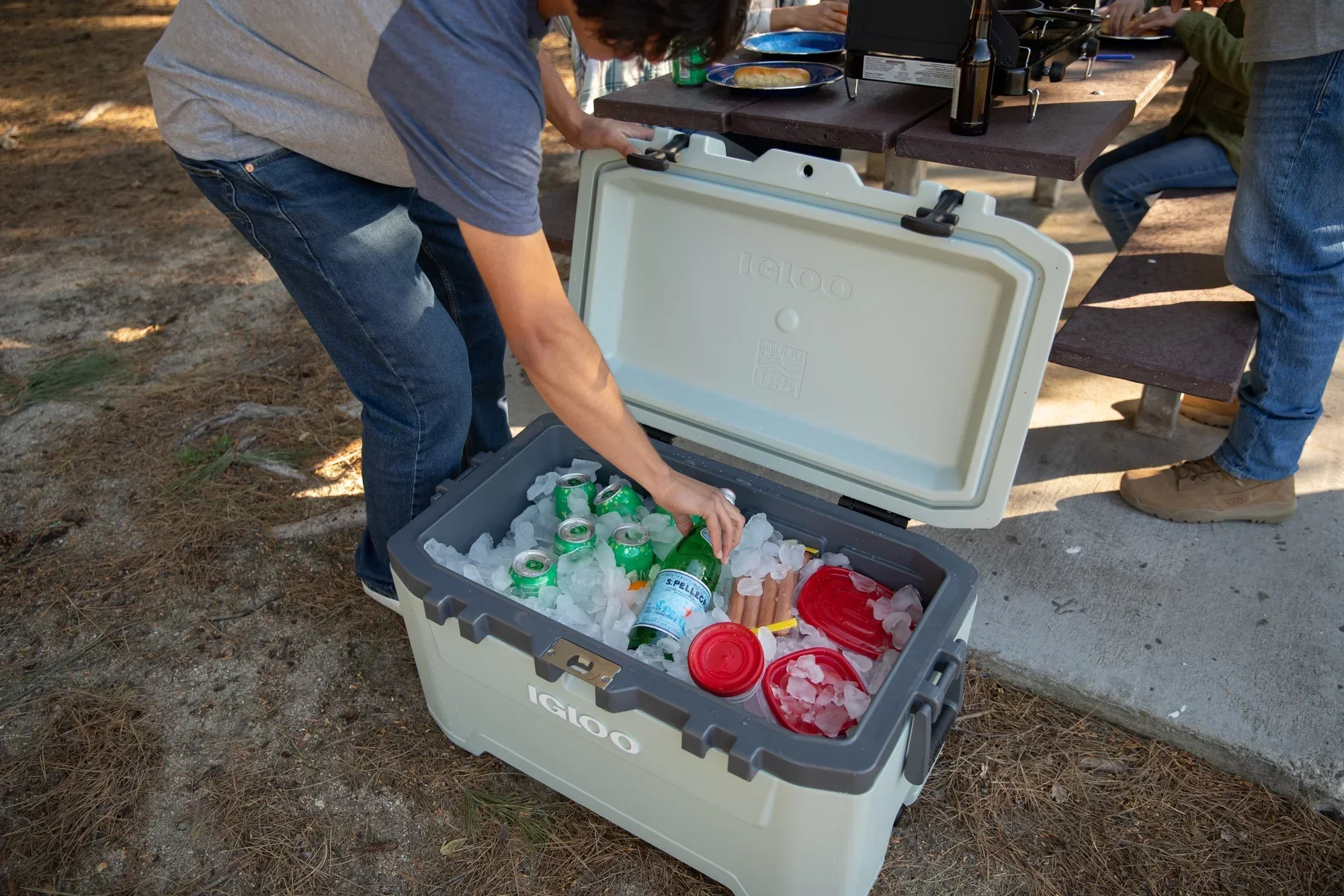 Igloo Overland 72 QT Ice Chest Cooler, Green - Image 5 Igloo Overland 72 QT Ice Chest Cooler, Green - Image 5