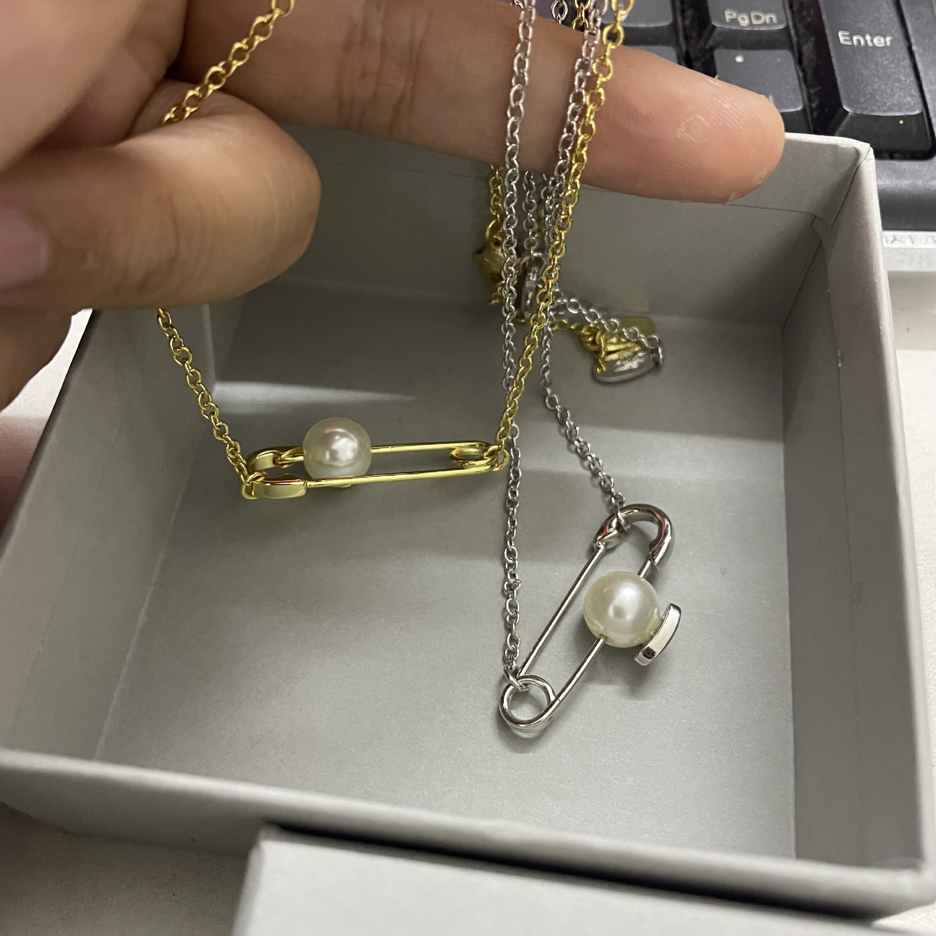 Vivienne Westwood Paperclip With A Pearl Pendant Necklace - Original Replica Club