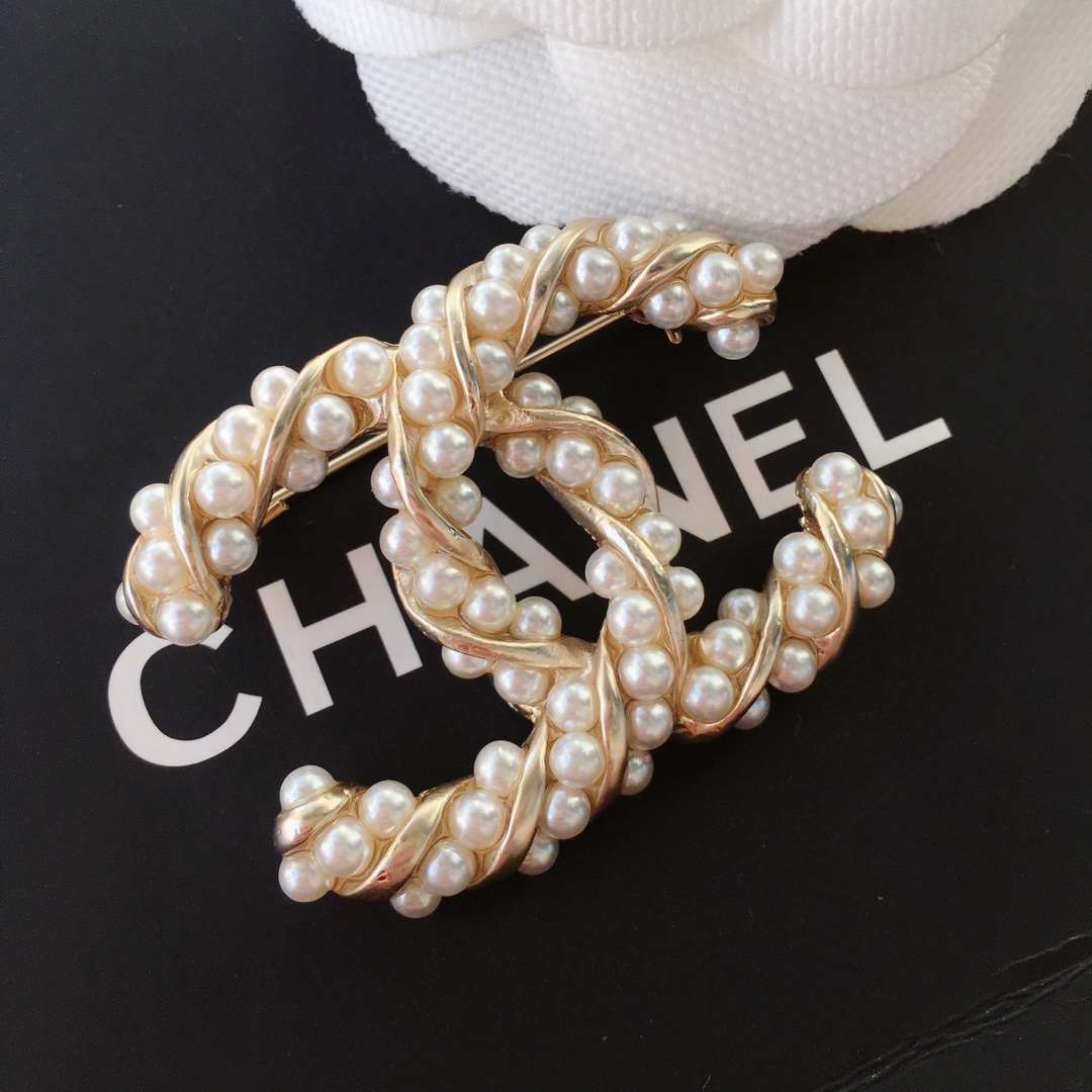 Chanel Pearl Wrap Gold Twist CC Brooch - Original Replica Club