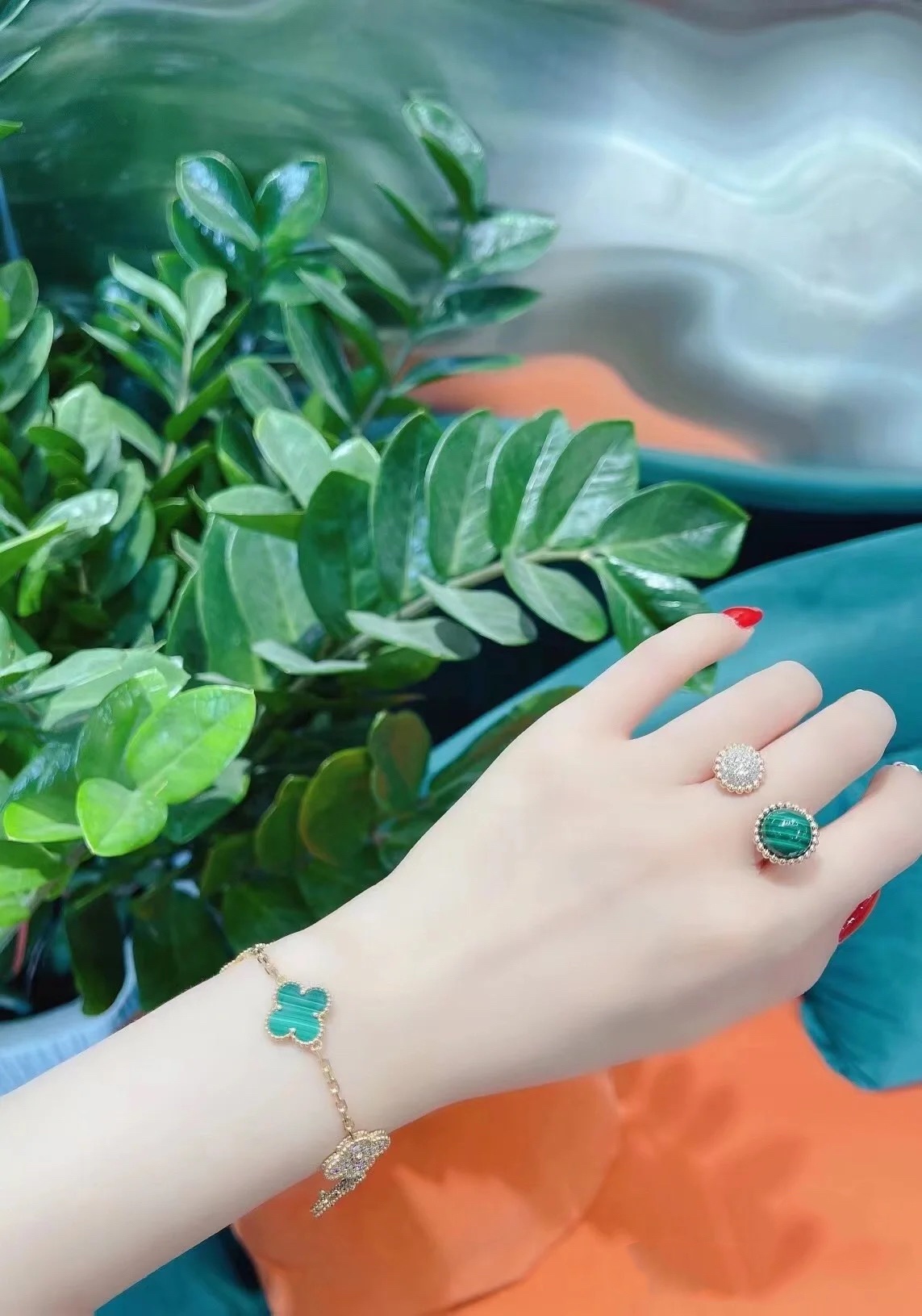 VCA Malachite Perlee Couleurs Between the Finger Ring - Original Replica Club