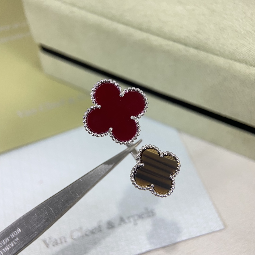 VCA Magic Alhambra Ring Between Finger - Original Replica Club