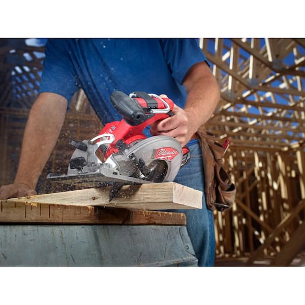 M18 FUEL 18V Lithium-Ion Brushless Cordless 6-1/2 in. Circular Saw W/ M18 5.0 Ah Battery - Image 6