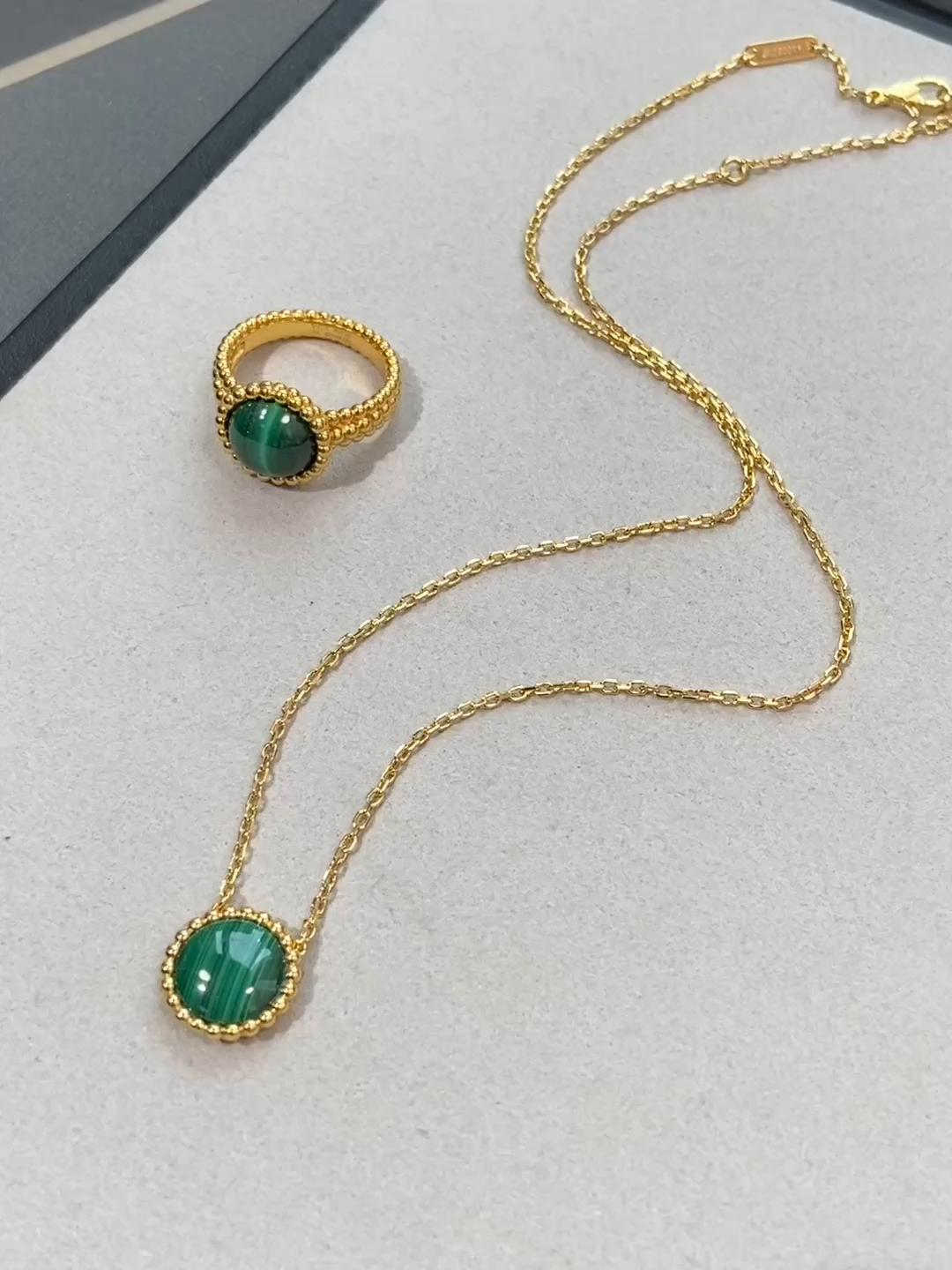 VCA Green Malachite Perlee Couleurs Pendant Necklace - Original Replica Club