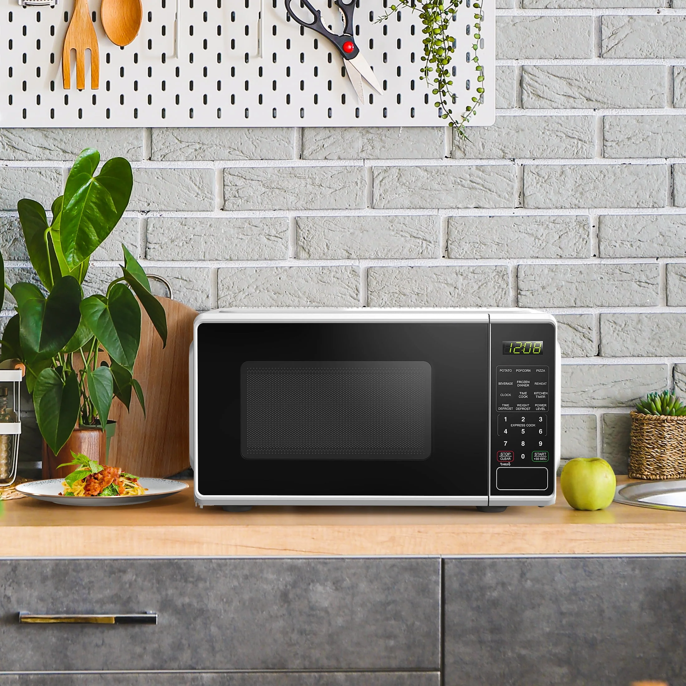 Mainstays 0.7 cu. ft. Countertop Microwave Oven, 700 Watts, White, New - Image 9