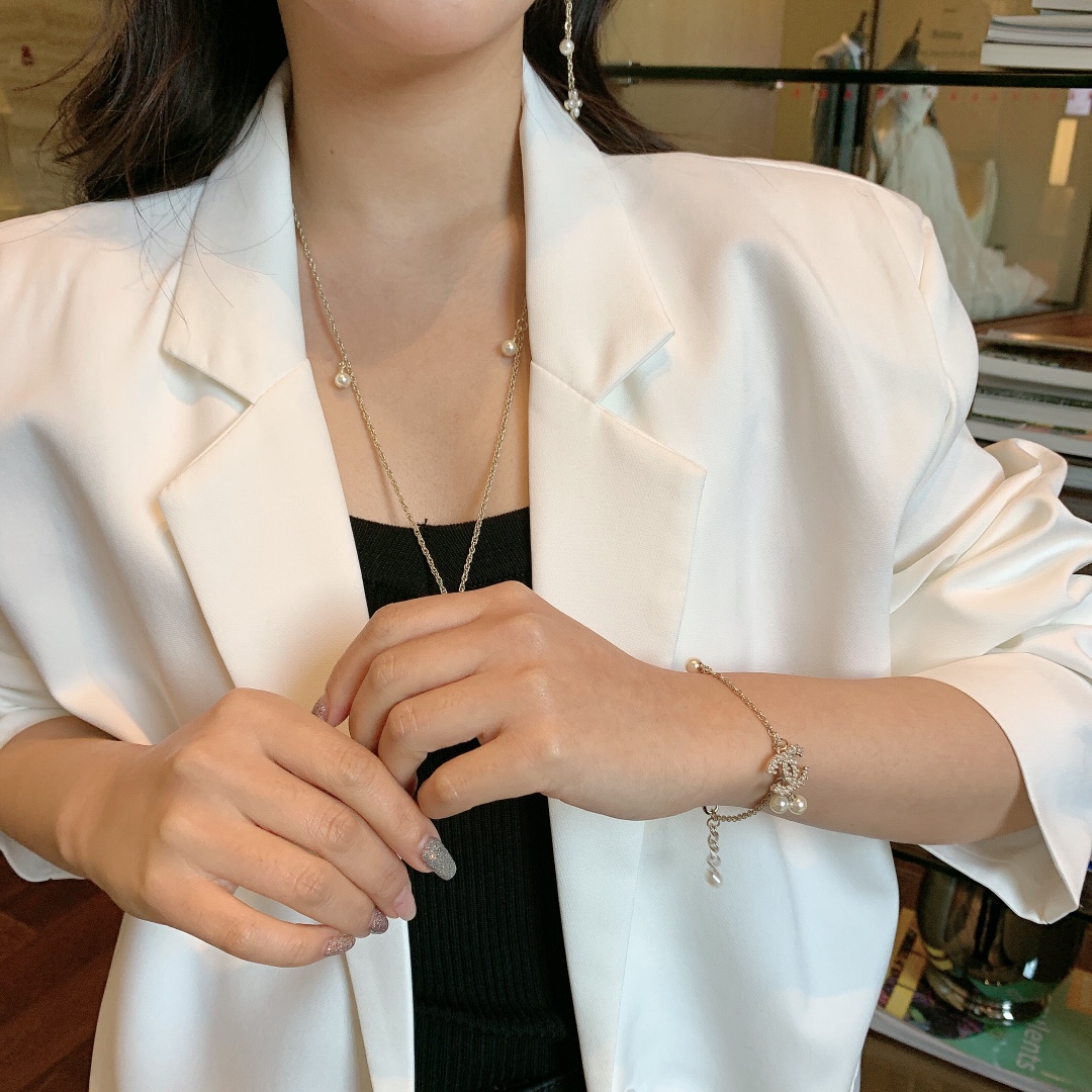 Chanel Pearls CC Charm Chain Bracelet - Original Replica Club