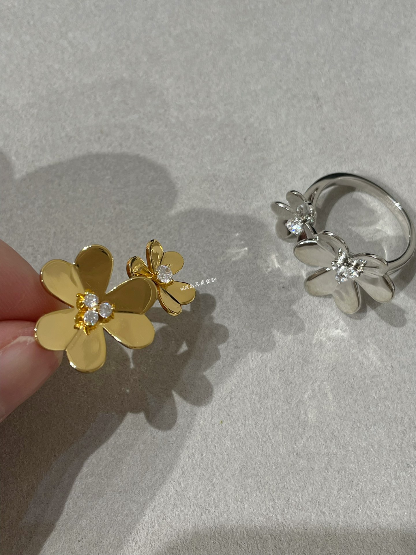 VCA 2 Flowers Frivole Between the Finger Ring - Original Replica Club