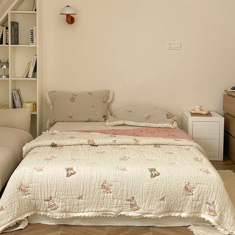 100 Cotton Soft Comforter Polyester Filled Cartoon Embroidery All Season Quilt Private Label Spring Autumn Quilt