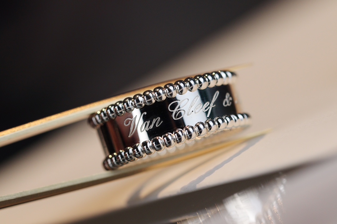 VCA Perlee Signature Ring - Original Replica Club