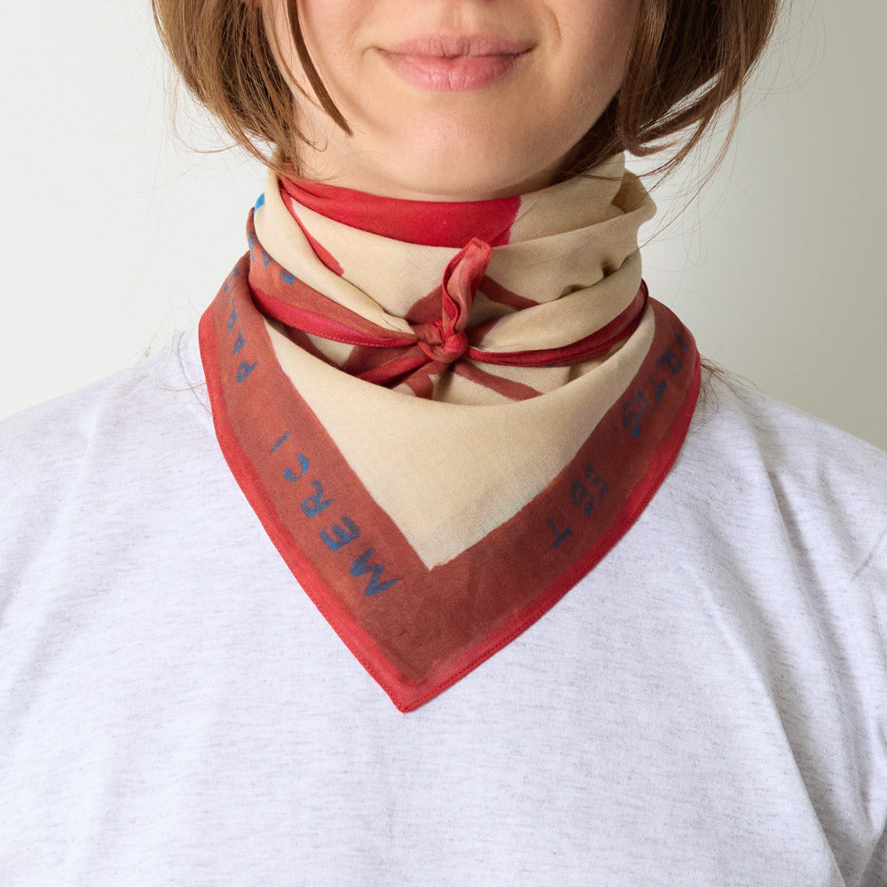 Merci - Bandana Ars Vivendi Virtus Est - Rouge, Bleu et Beige