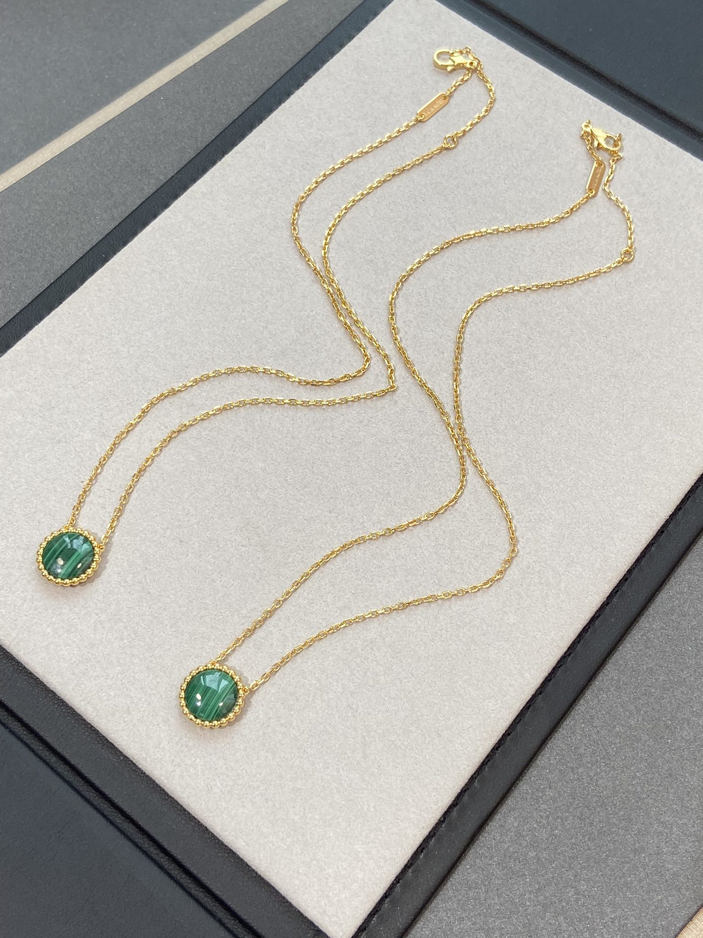 VCA Green Malachite Perlee Couleurs Pendant Necklace - Original Replica Club