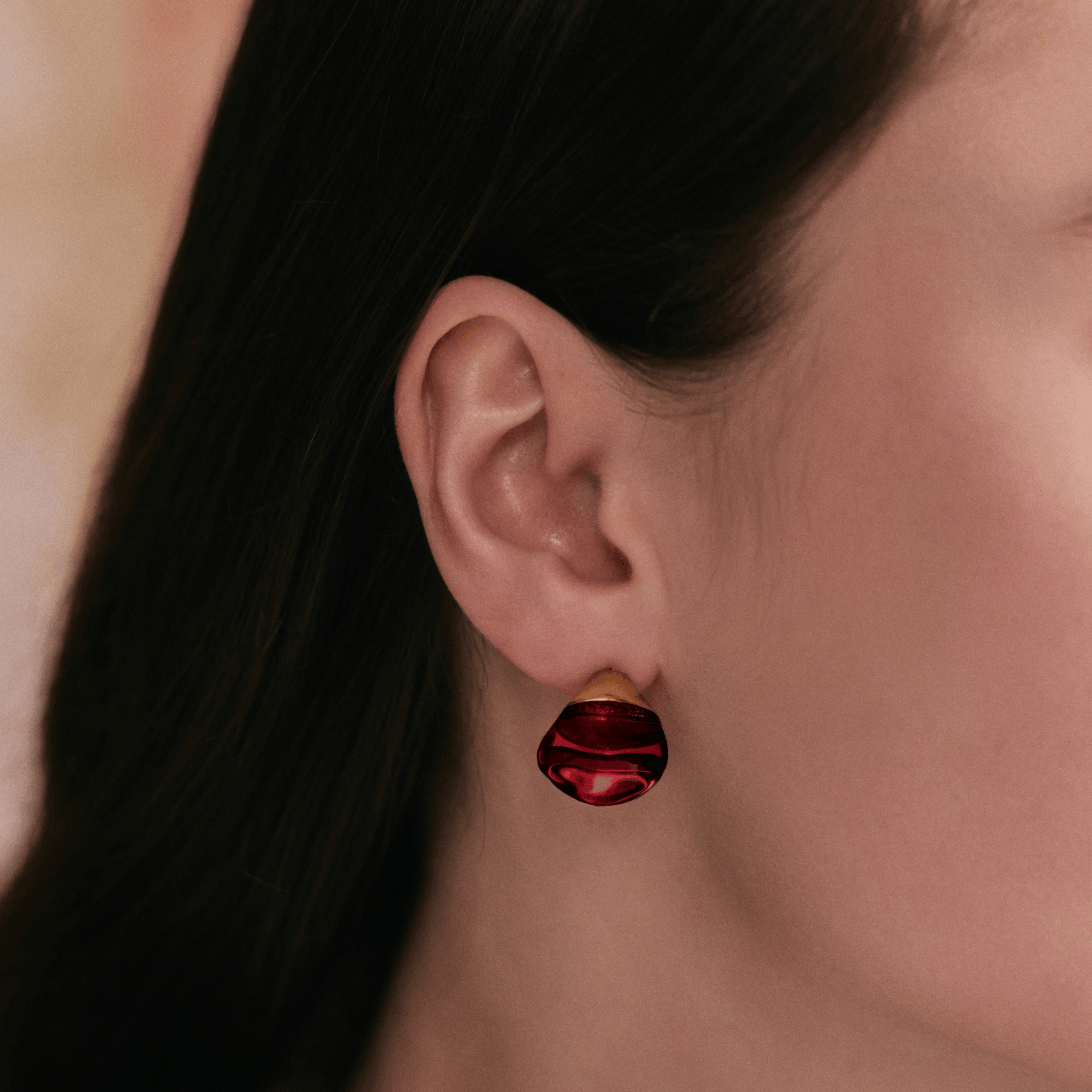 BOUCLES D'OREILLES CABOCHON - CRISTAL ROUGE, PLAQUÉ OR JAUNE 18 CARATS