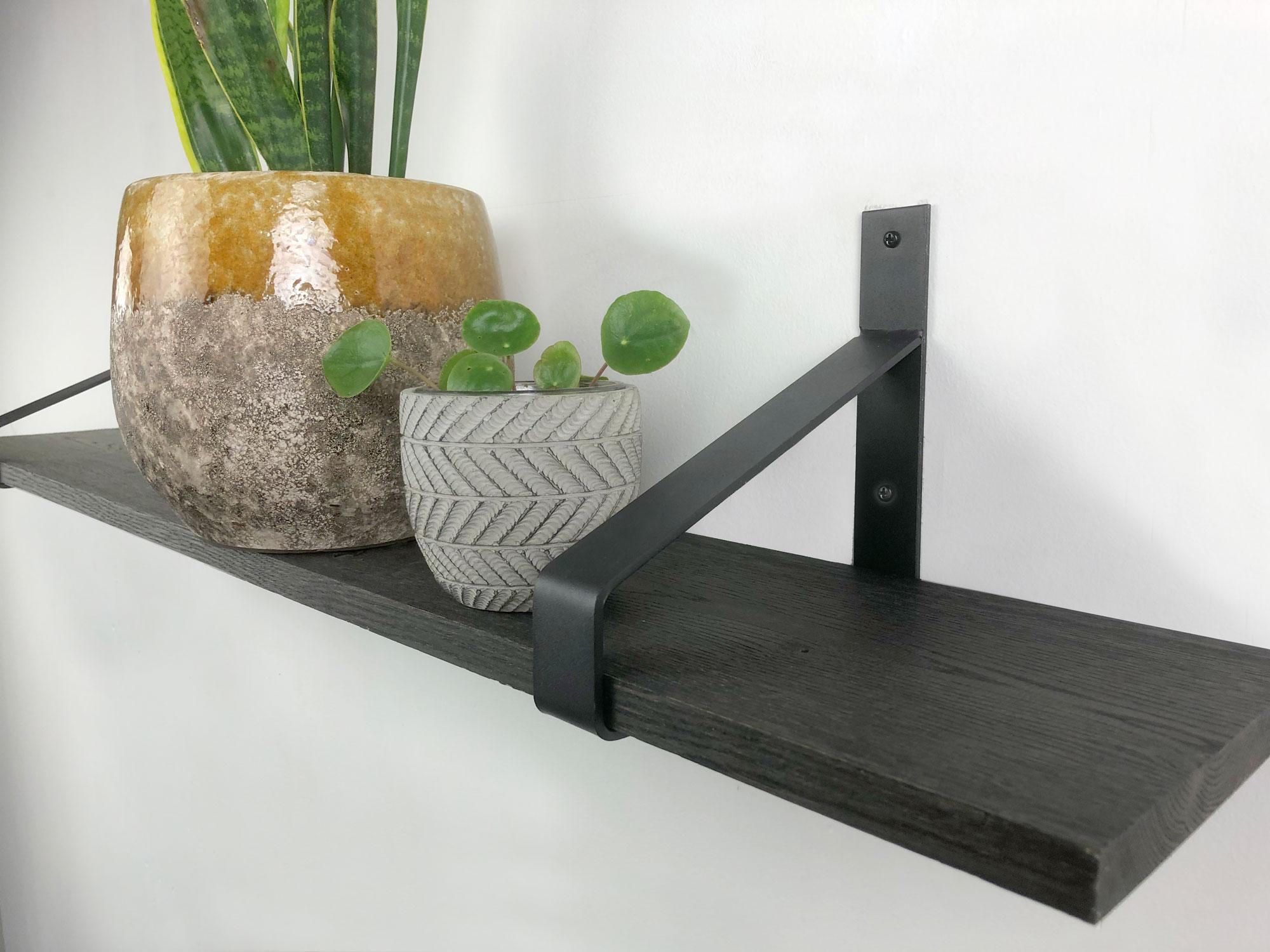 Woodbrothers 18mm wandplank recht zwart 50cm in 20cm diepe dragers