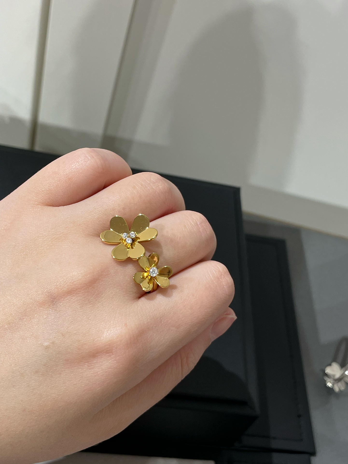 VCA 2 Flowers Frivole Between the Finger Ring - Original Replica Club