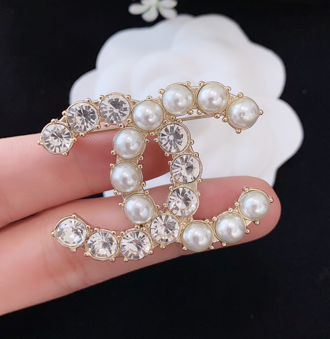 Chanel Round Diamond Pearl Brooch - Original Replica Club