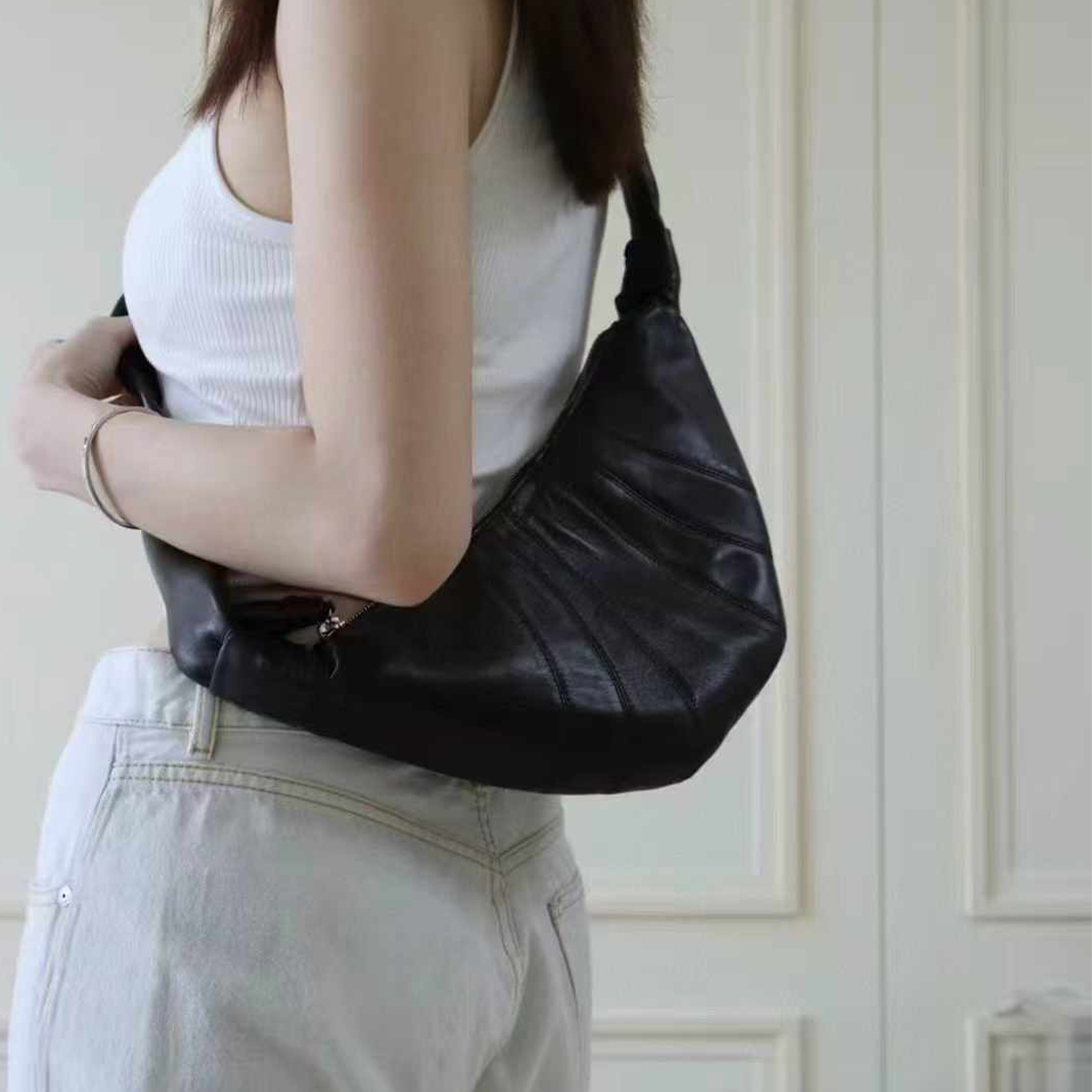 A stylish croissant bag featuring double-sided woven cowhide. The supple leather gives the entire bag a soft, pliable feel, making it easy to store. It can be carried by hand, worn over the shoulder, or styled as a crossbody bag.