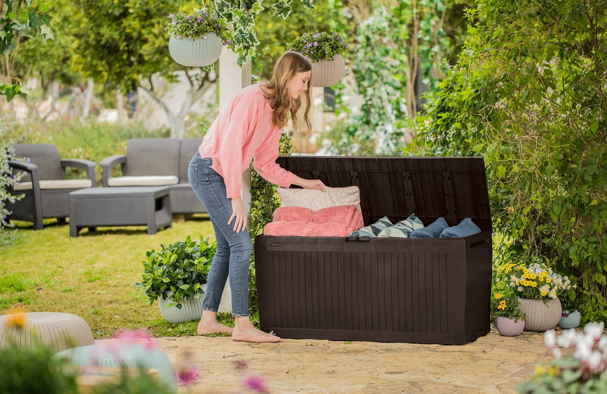 Keter Comfy Outdoor Storage 71-Gallon Resin Deck Box, Espresso Brown - Image 3