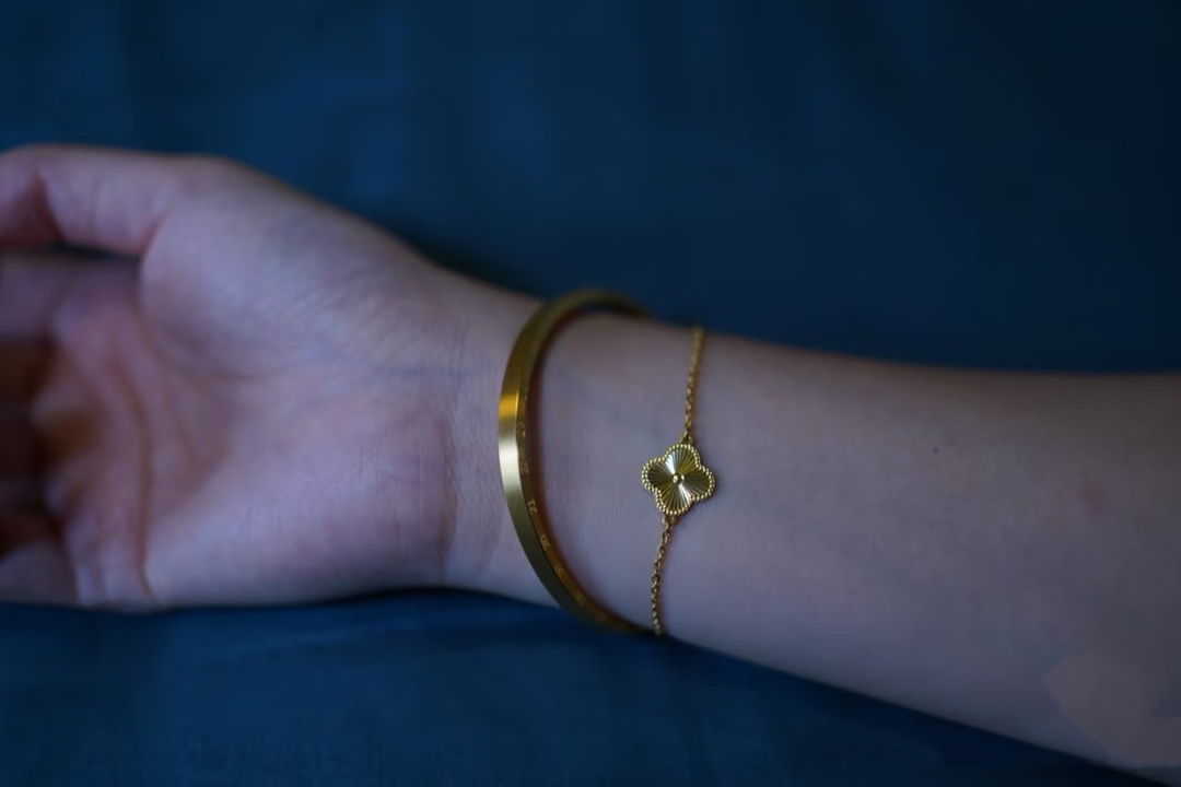 VCA Gold-Toned Guilloche Sweet Alhambra Bracelet 1 Motif - Original Replica Club