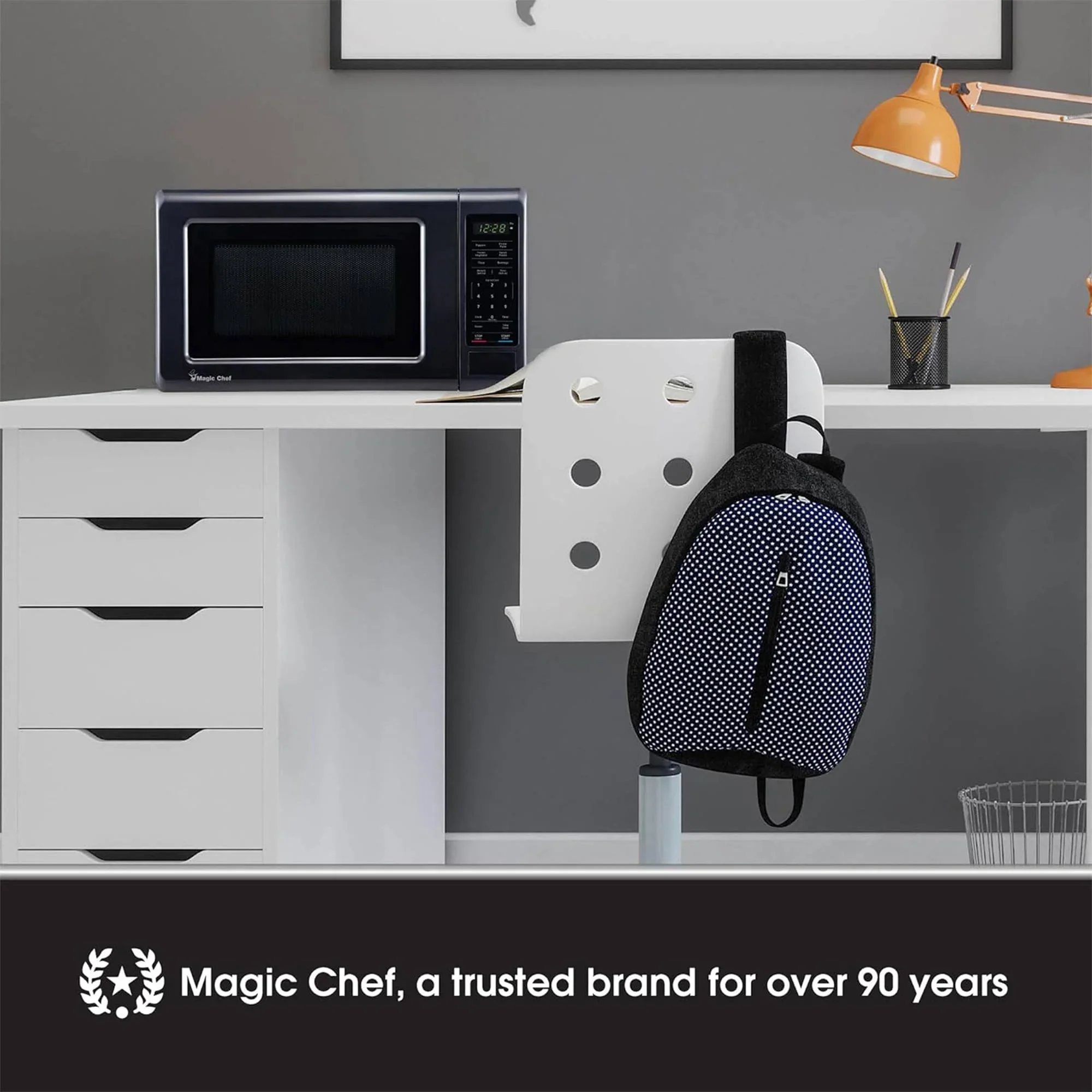 Magic Chef 0.9 cu ft Countertop Microwave Oven in Black