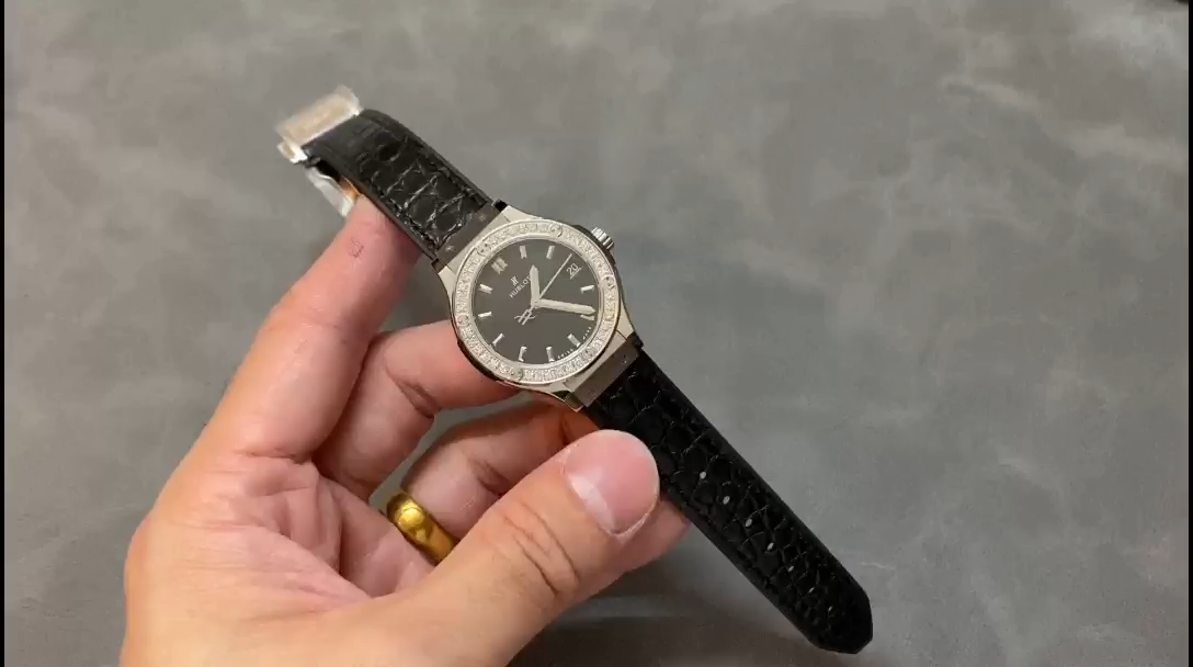 Hublot Classic Fusion 581.NX.1171.LR.1104 33mm Lady Watch