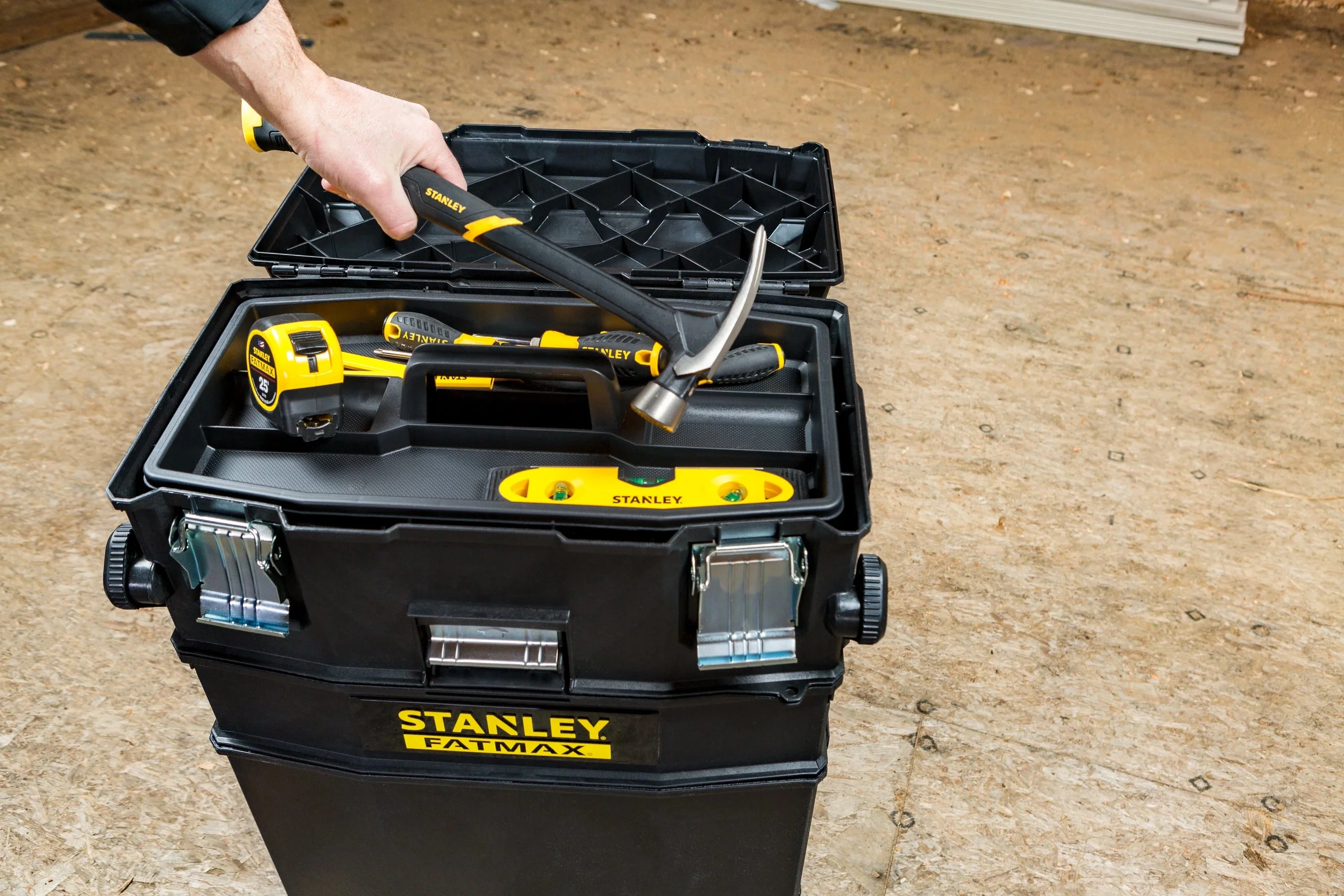 STANLEY FATMAX 4-in-1 Mobile Work Station - 020800R - Image 2 STANLEY FATMAX 4-in-1 Mobile Work Station - 020800R - Image 2