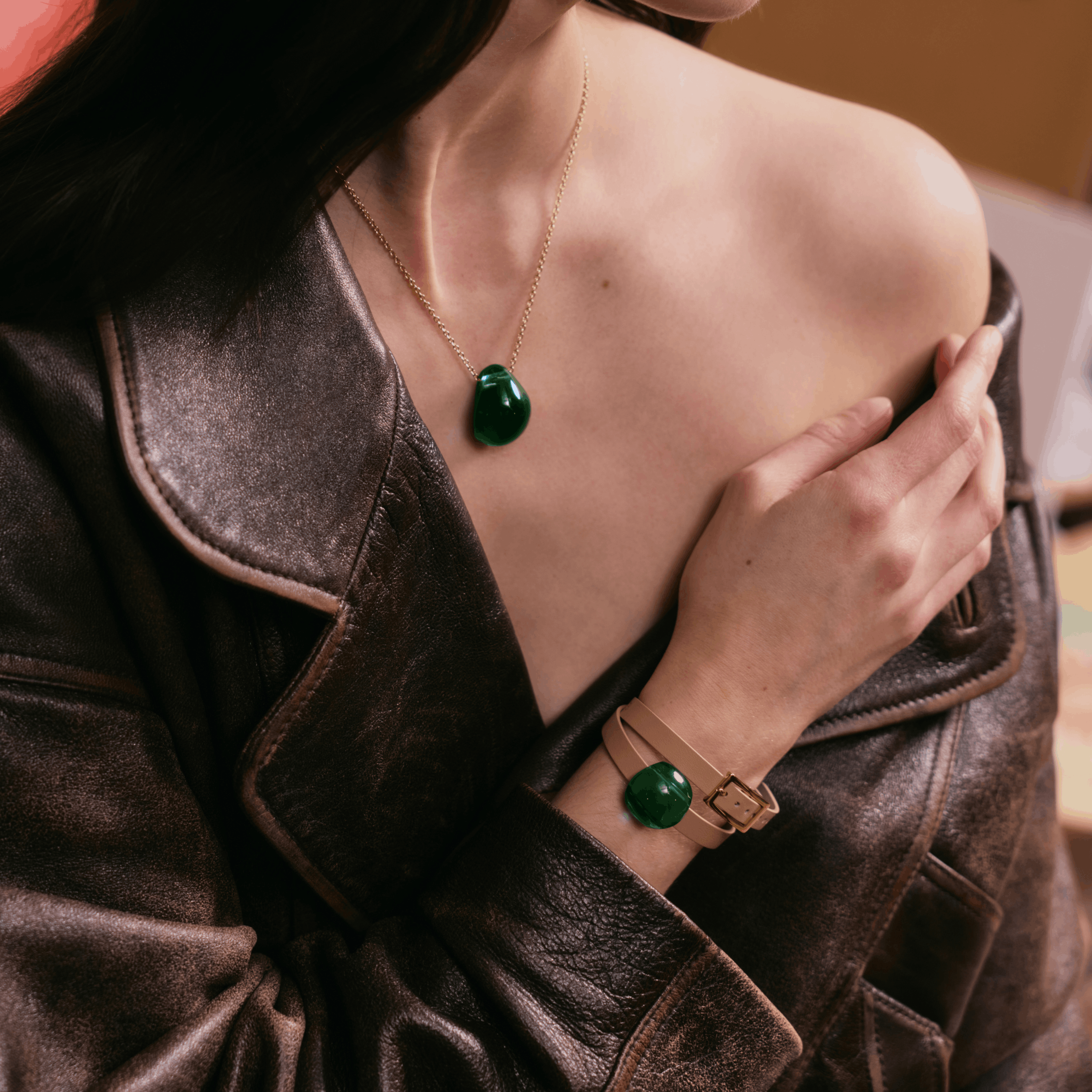 BRACELET CUIR CABOCHON - CRISTAL VERT PROFOND, PLAQUÉ OR JAUNE 18 CARATS