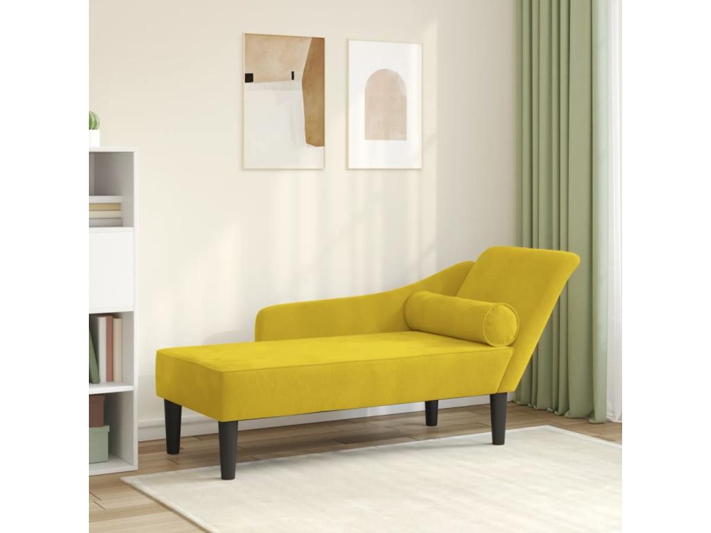 Sillón con cojines de terciopelo amarillo.
