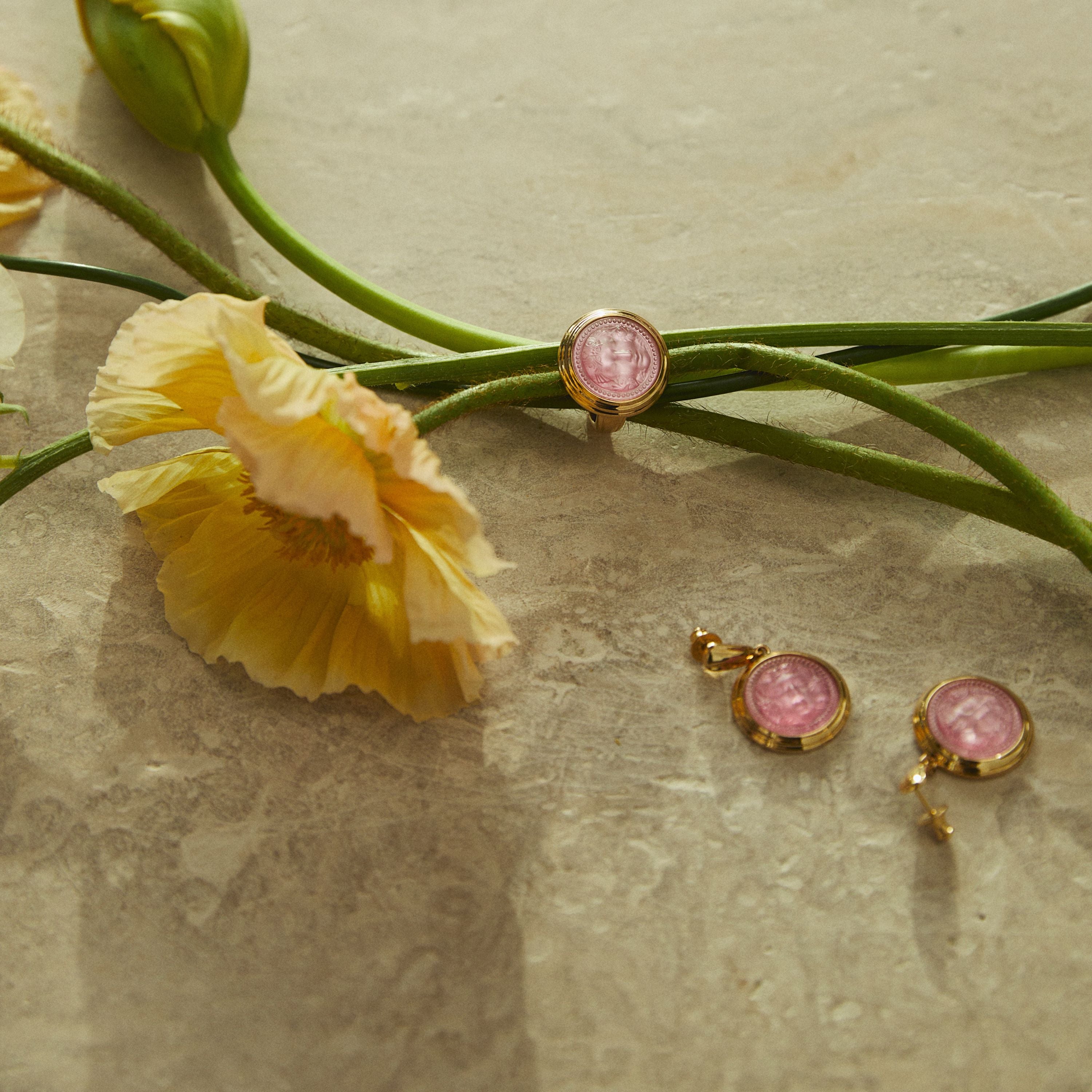 BOUCLES D'OREILLES ARÉTHUSE ROND - CRISTAL INCOLORE NACRÉ ROSE, PLAQUÉ OR JAUNE 18 CARATS
