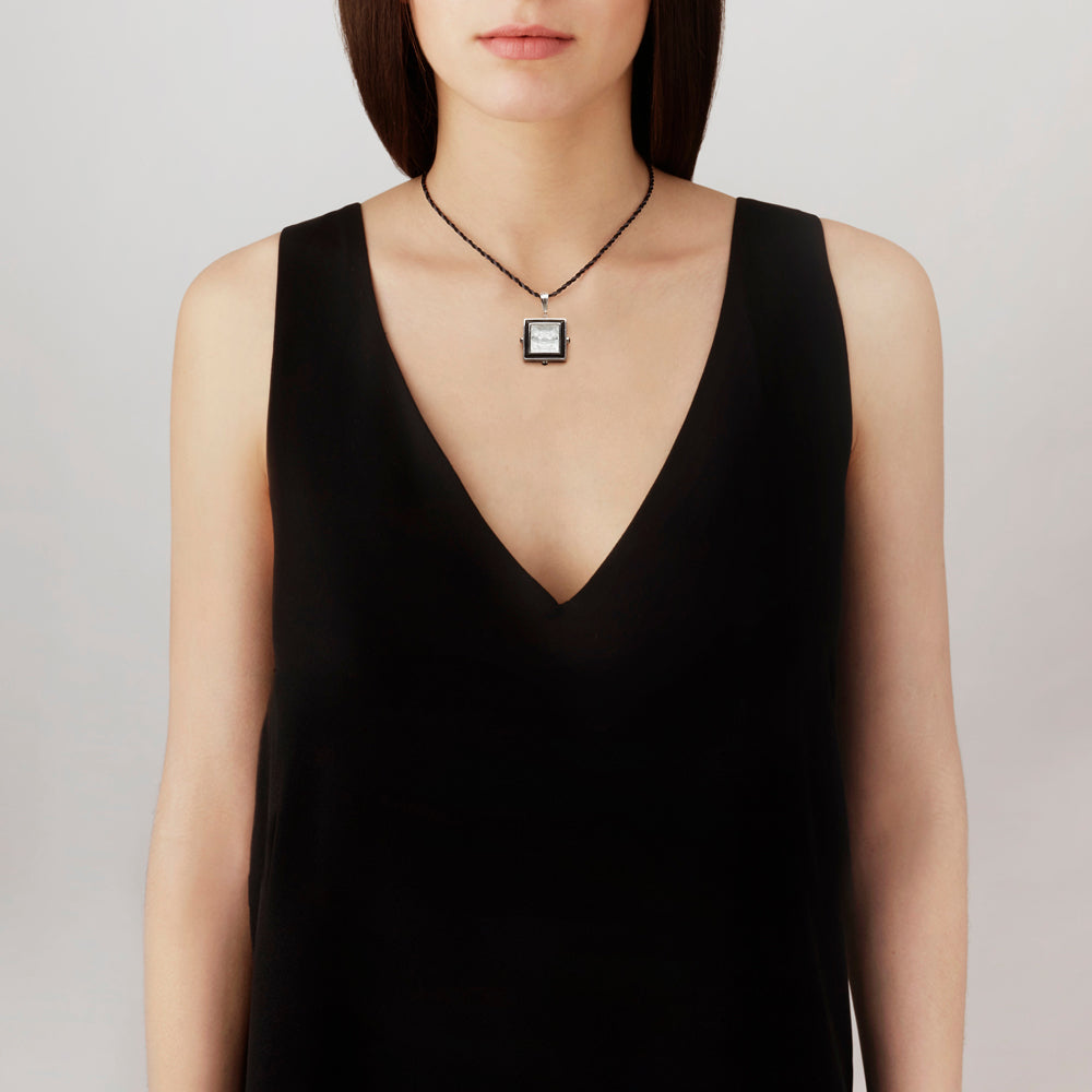 PENDENTIF ARÉTHUSE - CRISTAL INCOLORE, LAQUE NOIRE, ARGENT
