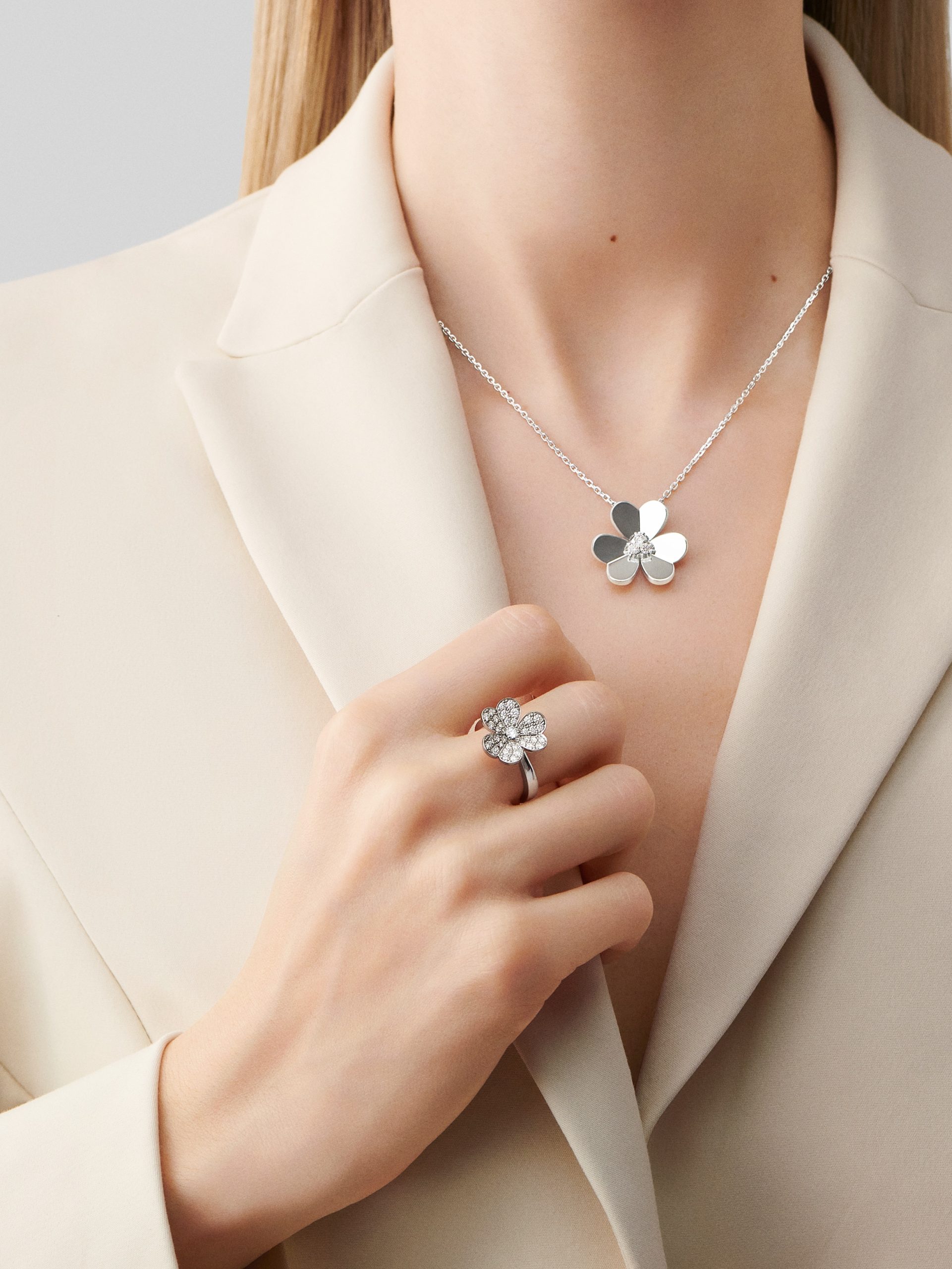 Replicate Frivole ring, 1 flower(1:1 replica) - Original Replica Club