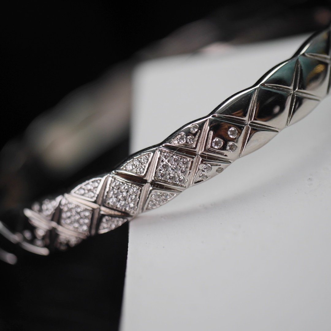 Chanel Diamond Coco Crush Bangle Bracelet - Wide Version - Original Replica Club