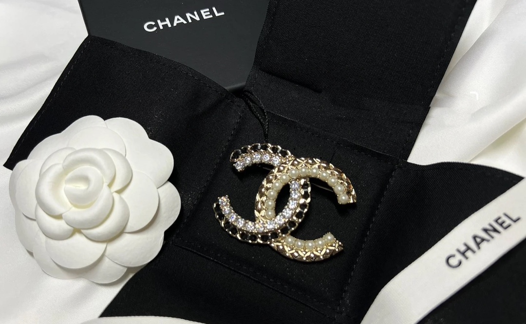 Chanel Leather Diamond Pearl CC Brooch - Original Replica Club