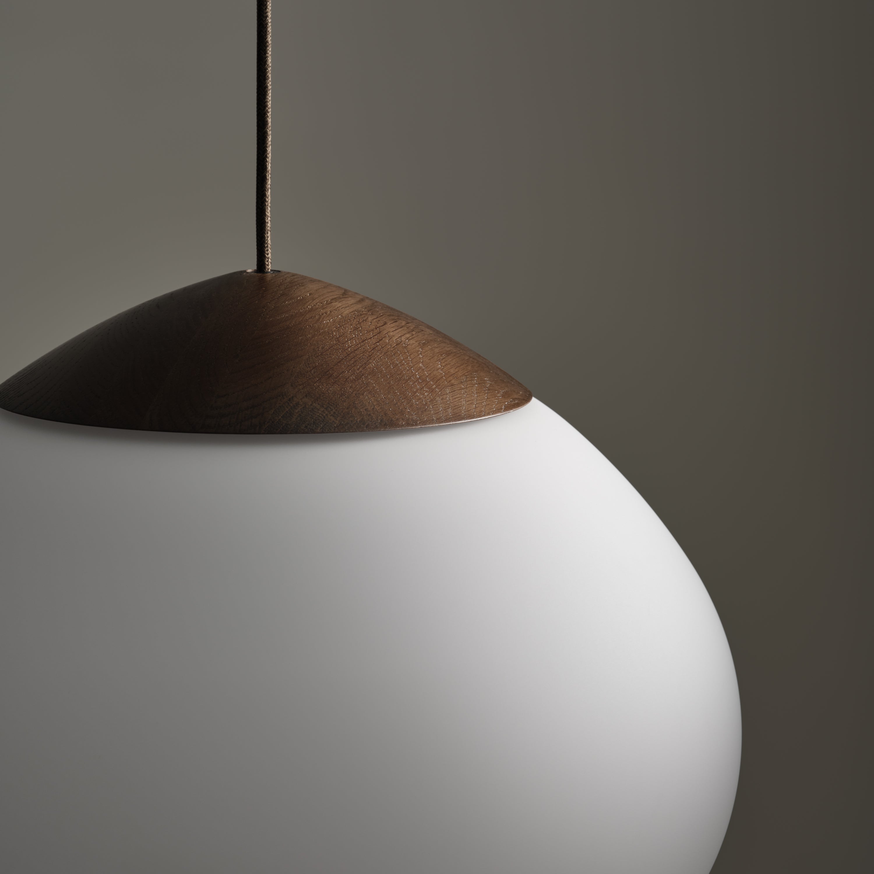 Bolia Acorn Hanglamp Ø 21 cm - Opaalglas - Donker Eiken