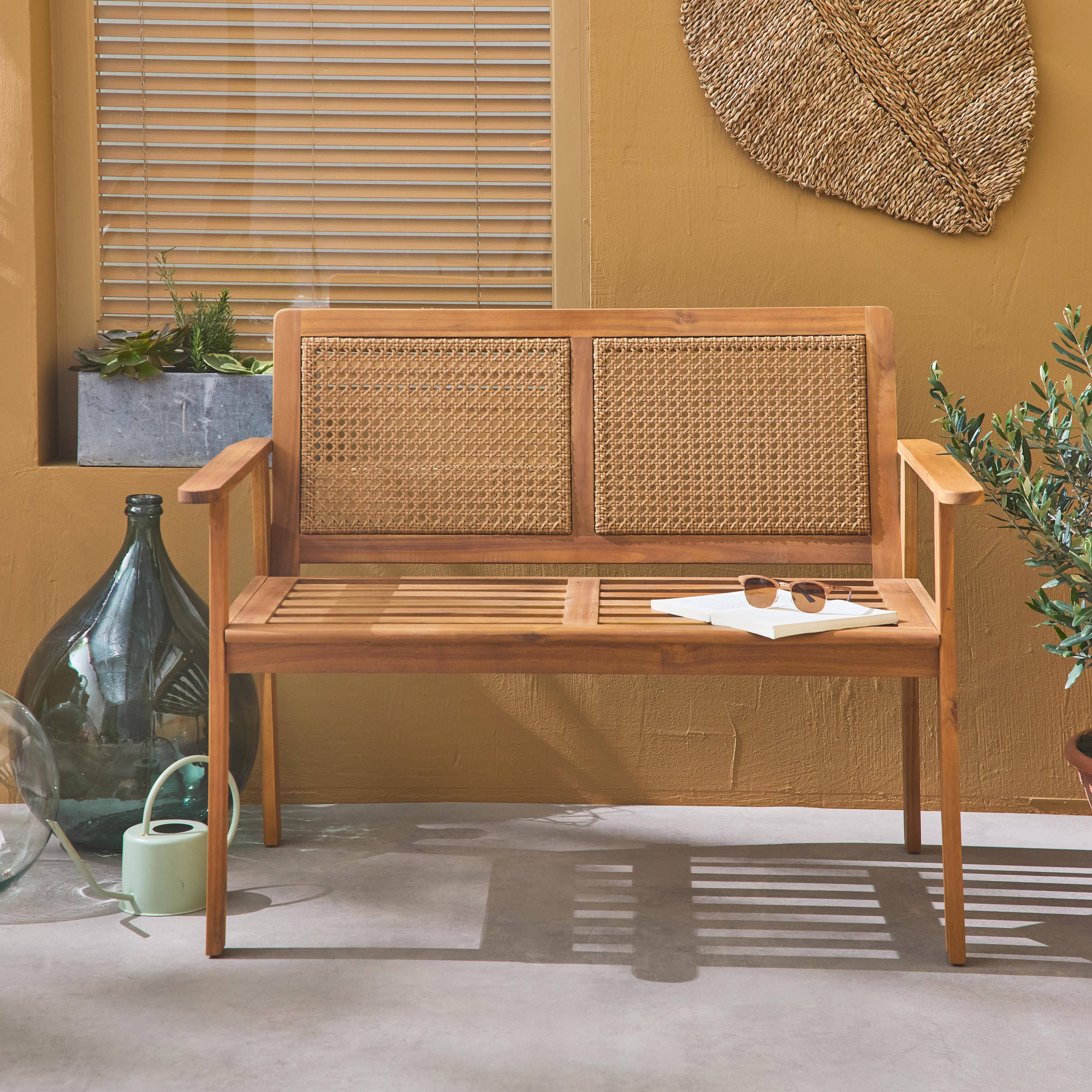 Manabi - Banco exterior en madera de acacia con respaldo de caña, 2 plazas