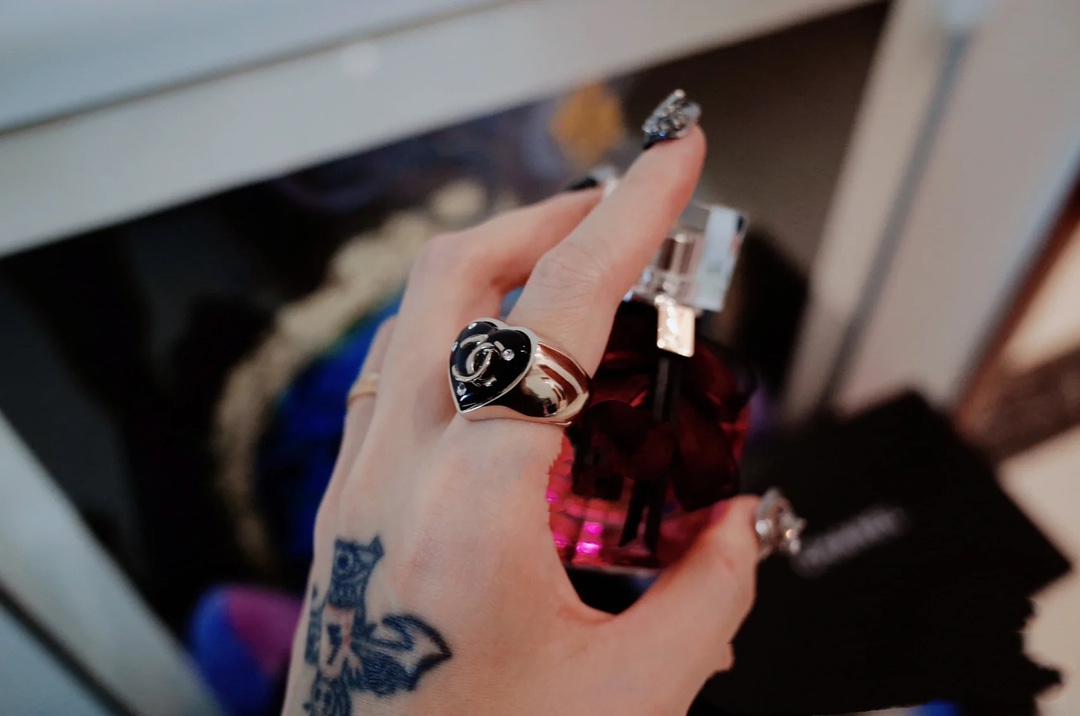 Chanel Vintage Chunky Black Heart Ring - Original Replica Club