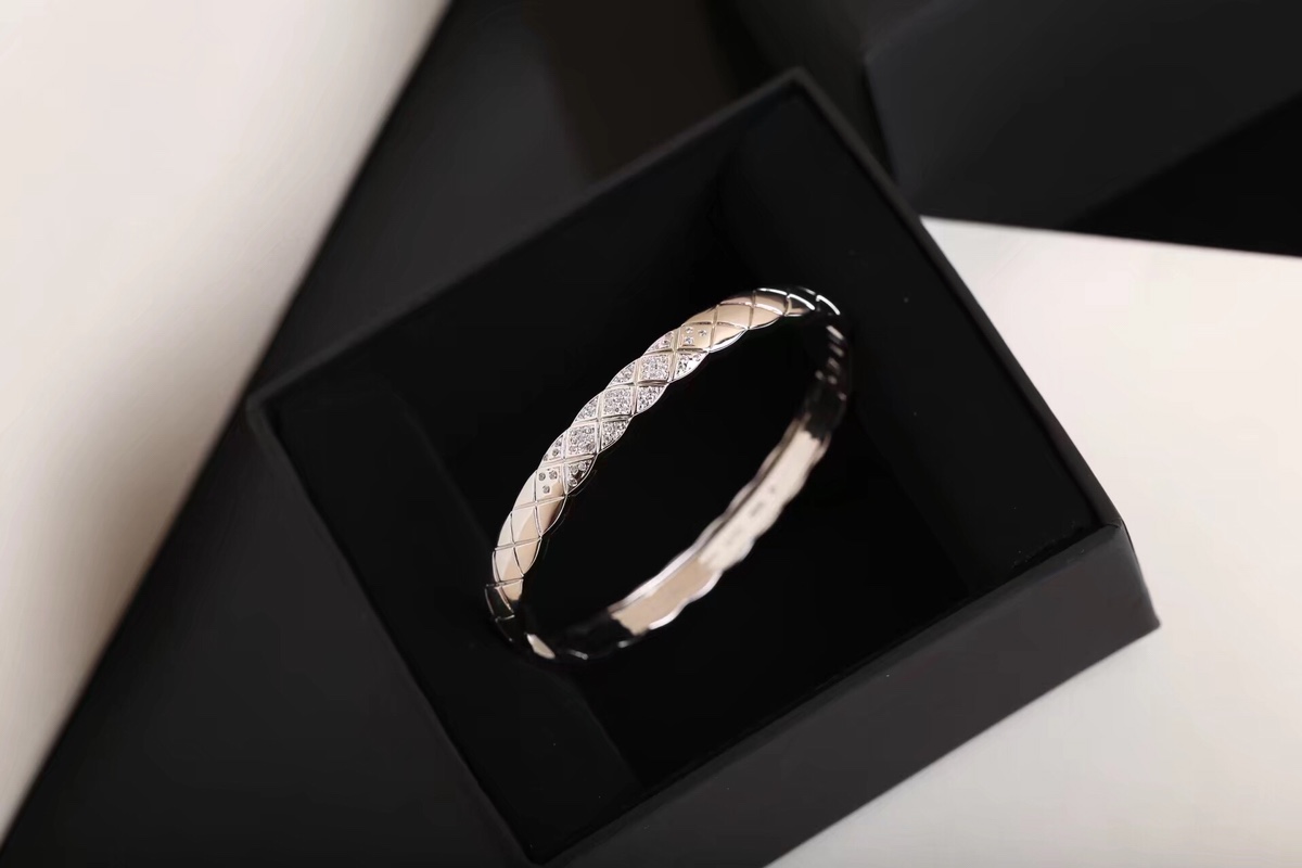 Chanel Diamond Coco Crush Bangle Bracelet - Wide Version - Original Replica Club