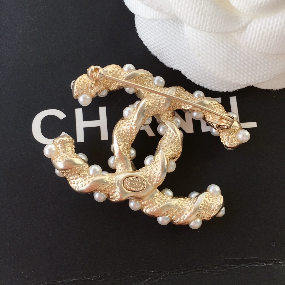 Chanel Pearl Wrap Gold Twist CC Brooch - Original Replica Club