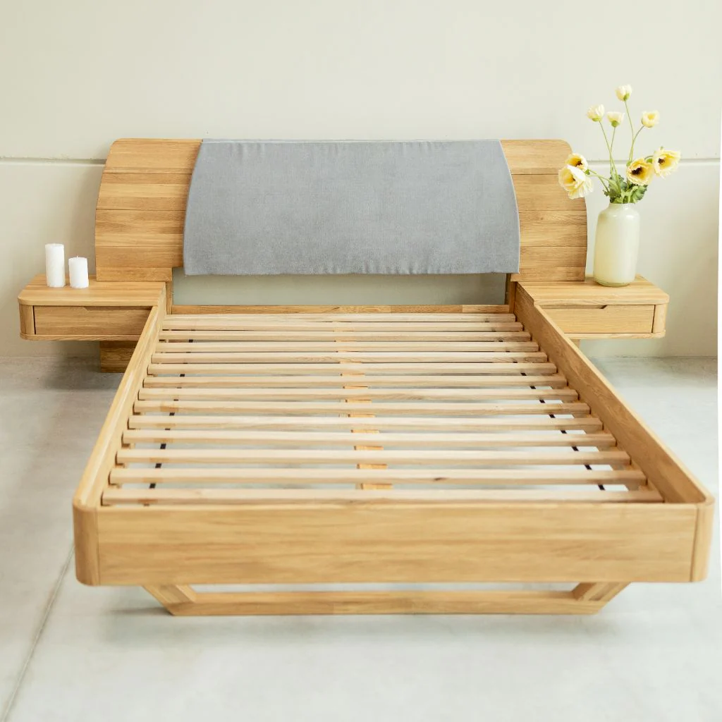 Cama de madera maciza de roble Alina con cabezal y, 2 mesitas de noche flotante | NordicStory