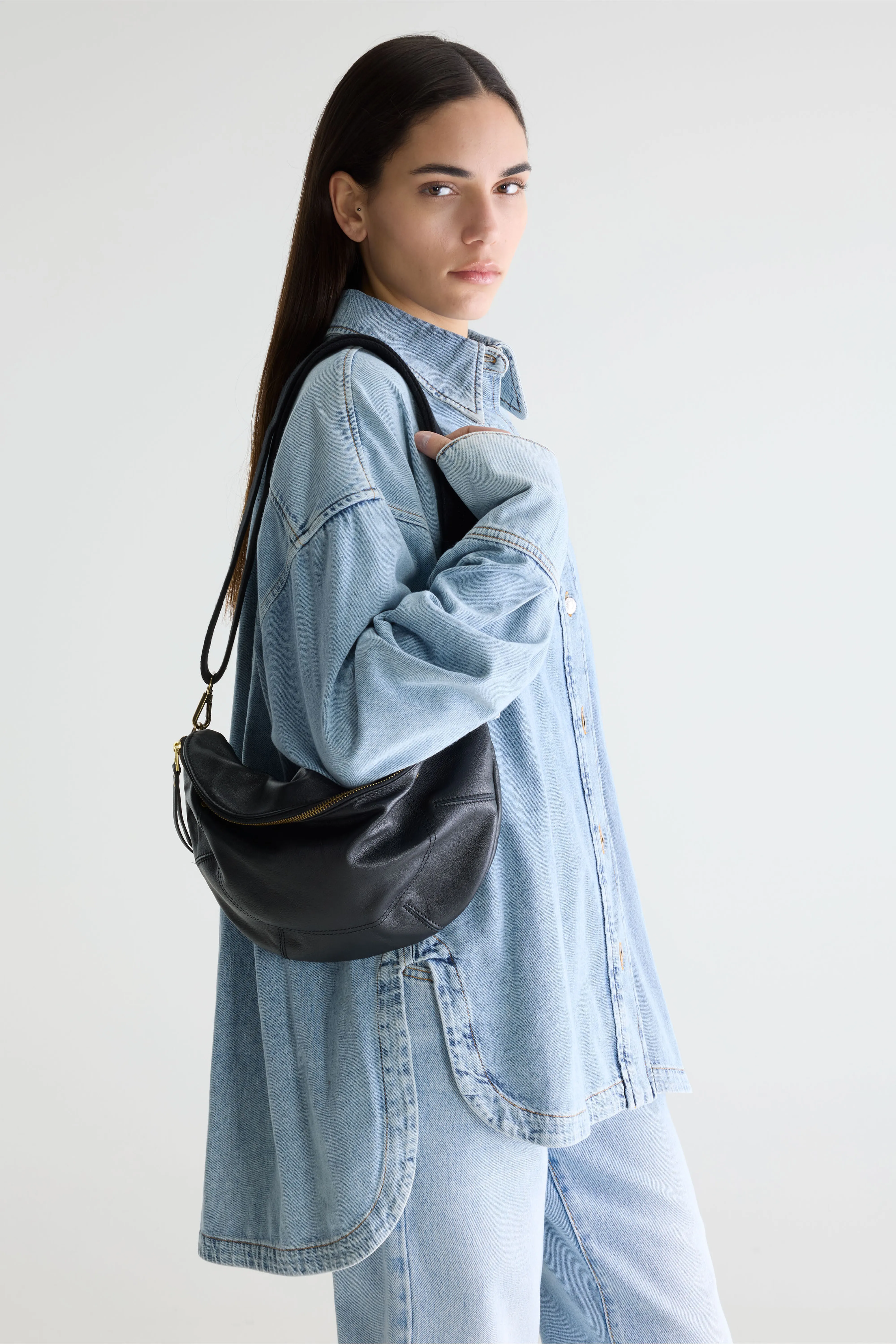 Bellerose Souply black leather sling bag (252 / W / BLACK)