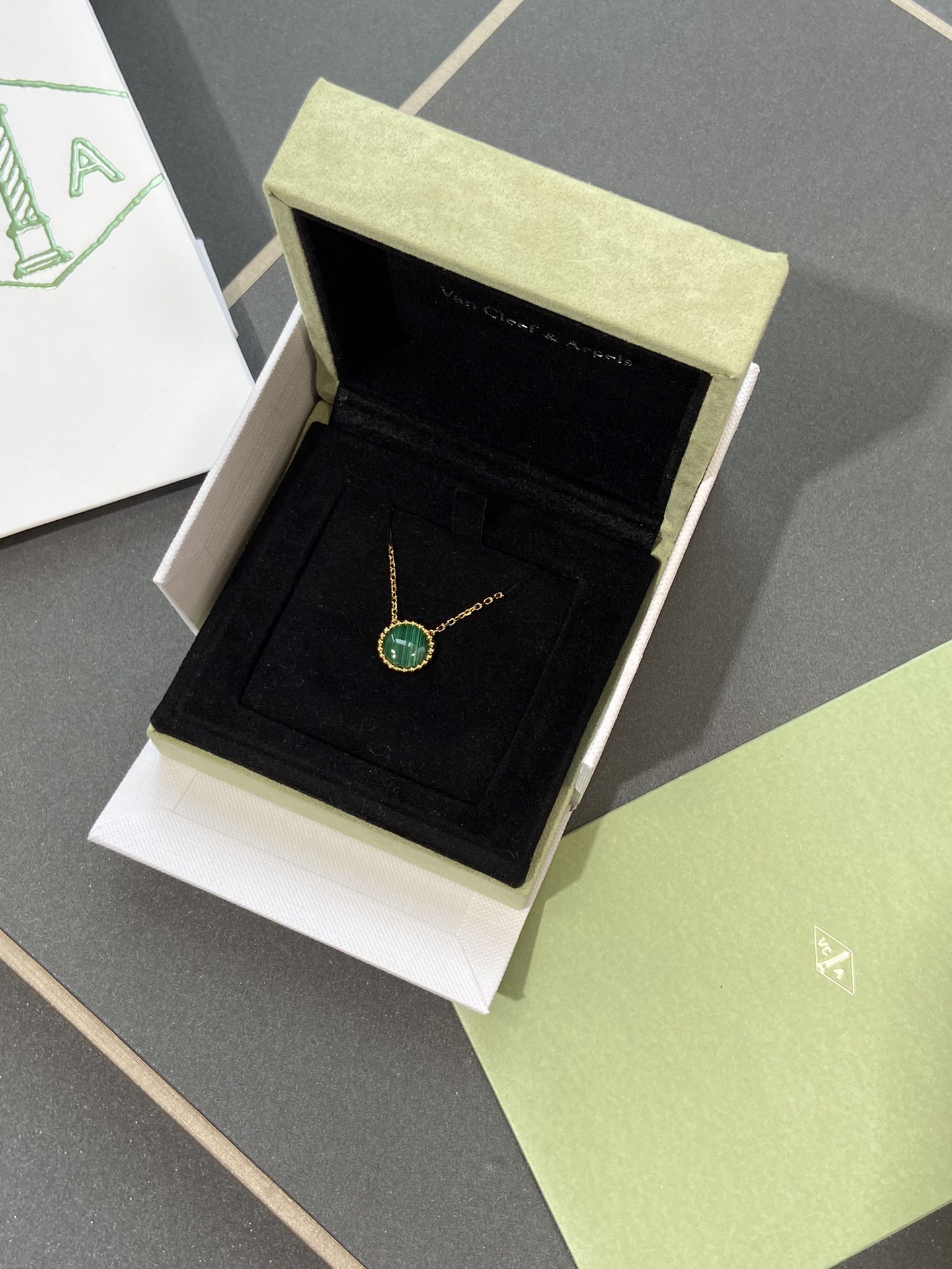 VCA Green Malachite Perlee Couleurs Pendant Necklace - Original Replica Club