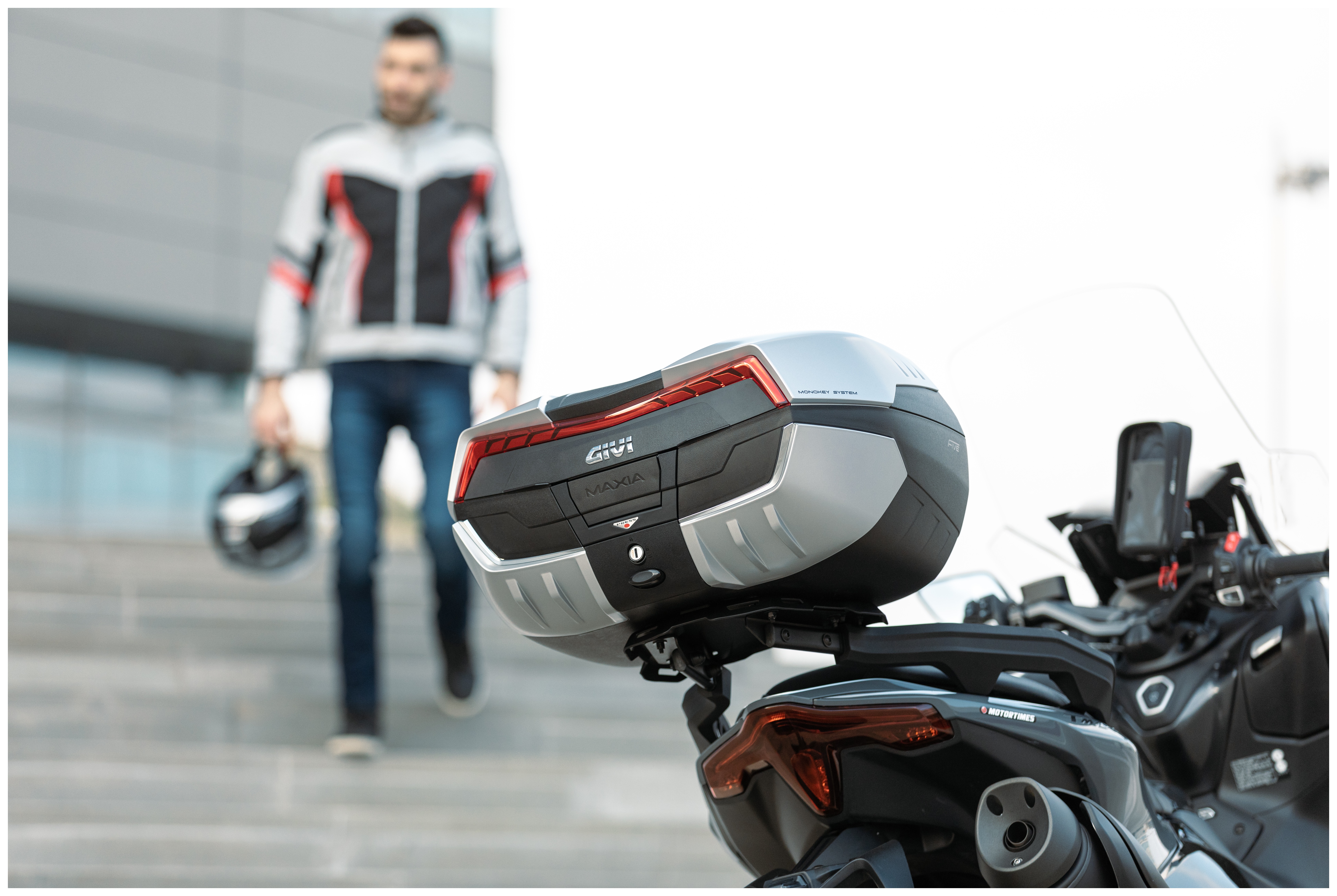 SportsBikeShop Givi Monokey V58NA 58L Maxia 5 Top Case
