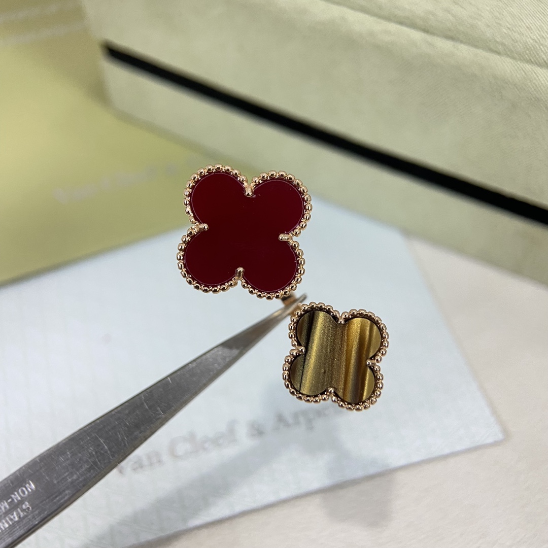 VCA Magic Alhambra Ring Between Finger - Original Replica Club