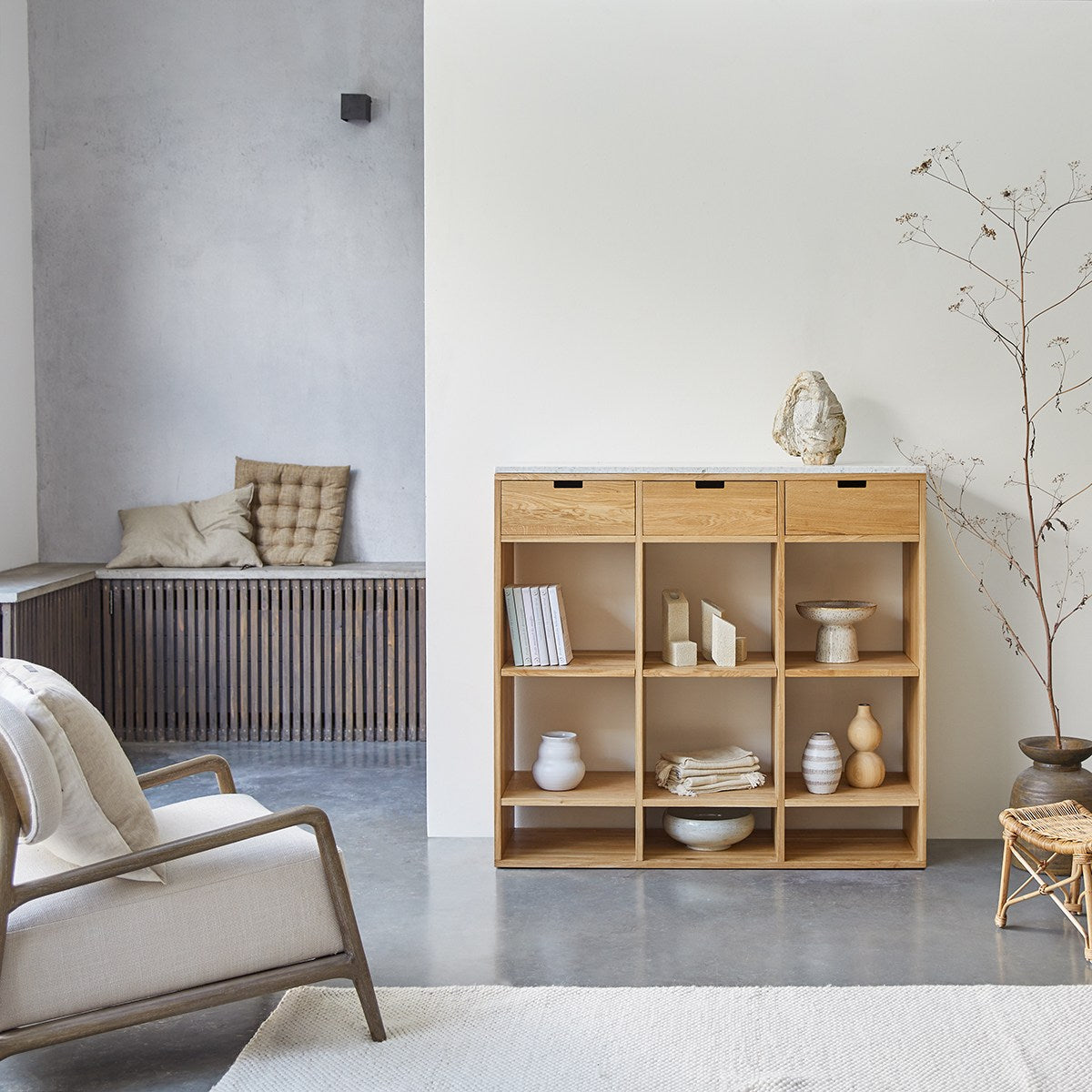 Tikamoon - Miho - Lage boekenkast in eiken en wit premium terrazzo
