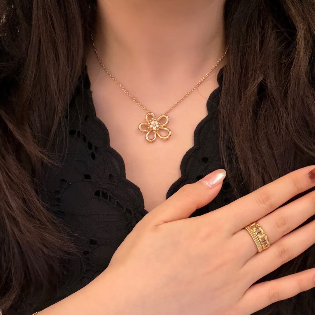 VCA Flowerlace Pendant Necklace - Original Replica Club