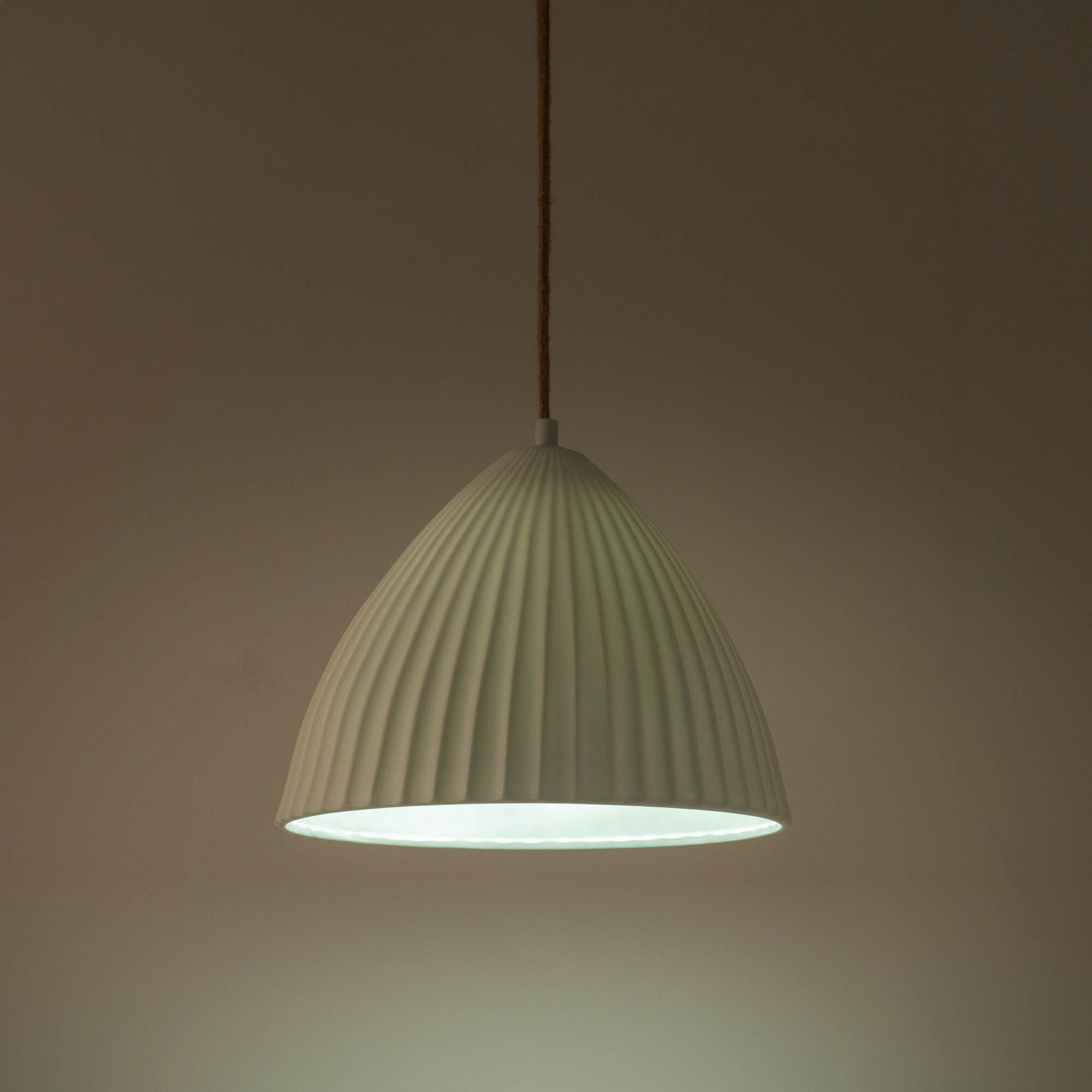 LIVIA - Suspension électrifiée en porcelaine striée D29,3cm - blanc