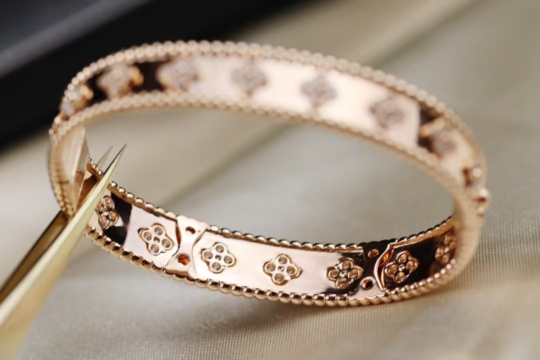 VCA Perlee Clovers Bracelet, Medium Bangle - Original Replica Club