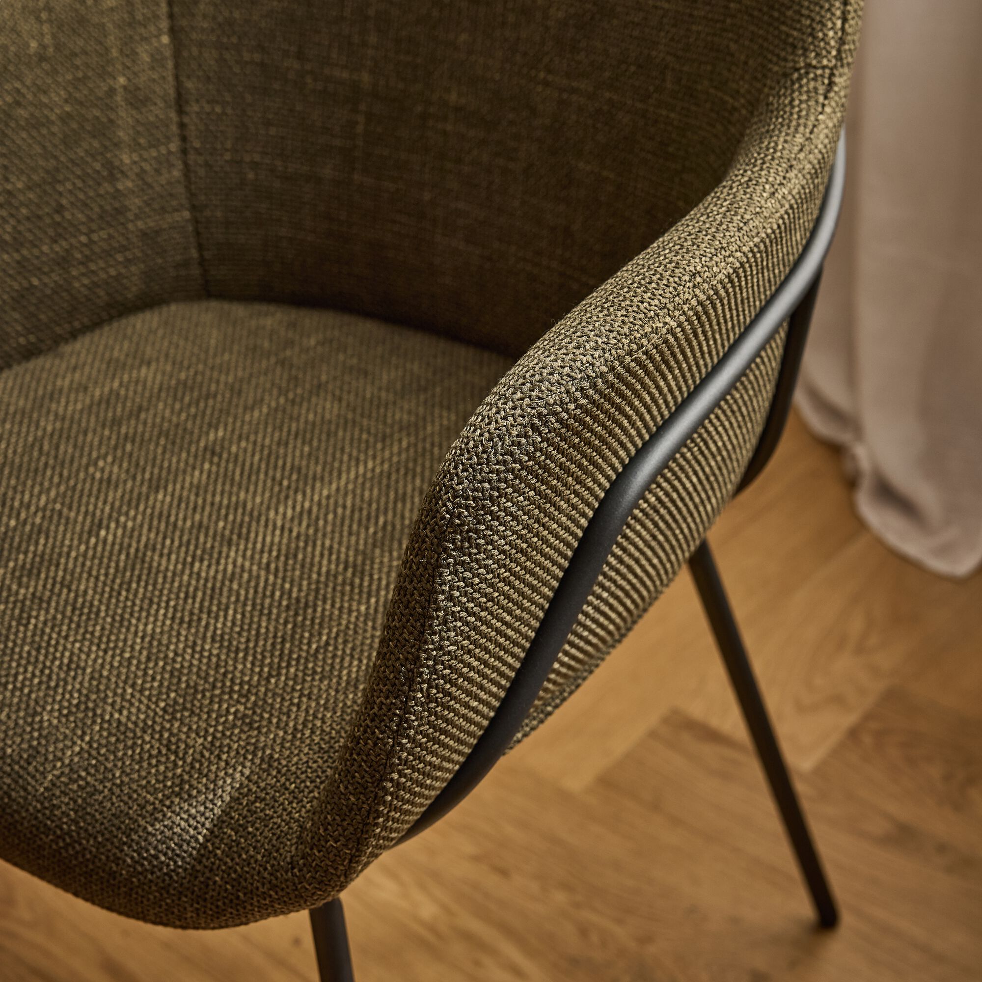 CHLOE - Chaise de repas avec accoudoirs en tissu - vert cèdre