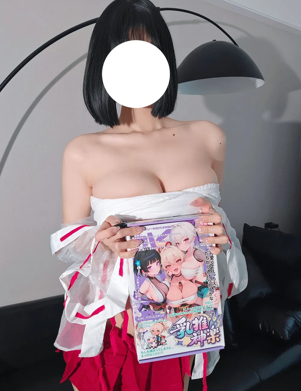 modelo mostrando una caja de producto de masturbador anime con ambas manos