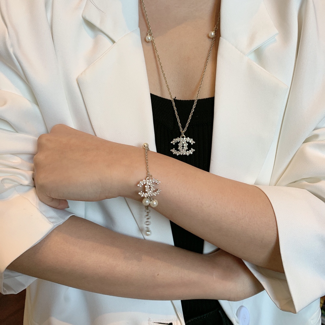 Chanel Pearls CC Charm Chain Bracelet - Original Replica Club