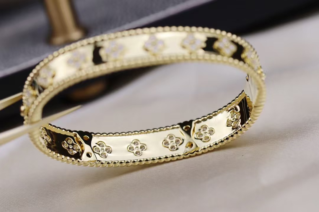 VCA Perlee Clovers Bracelet, Medium Bangle - Original Replica Club